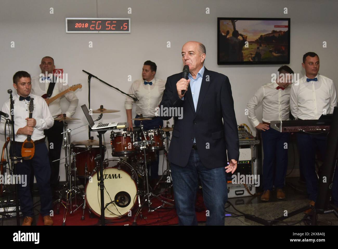 ARCHIVFOTOS von Drago Cosic. Drago Cosic, einer der berühmtesten kroatischen Sport-TV-Kommentatoren, wurde berühmt, nachdem er über die jüngste Welt Cuo gesprochen hatte, wo Kroatien das Finale erreichte. Angeblich am Weiterverkauf auf dem Schwarzmarkt teilgenommen hat.der Preis eines illegal verkauften Tickets für das Finale zwischen Frankreich und Kroatien betrug fast 20000 Euro, und es wird Gerüchten zufolge wurden vier Tickets für das Spiel auf dem Schwarzmarkt angeboten.im enf, Die Tickets wurden nicht verkauft, weil der Verkauf im letzten Moment von der FIFA blockiert wurde. Die Affäre begann dank der FIFA, die die Europäische Union fragte Stockfoto