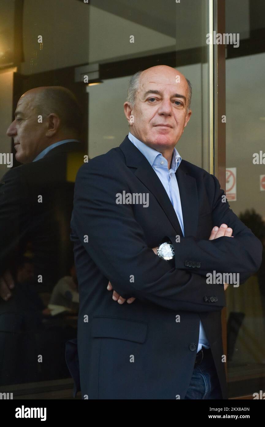 ARCHIVFOTOS von Drago Cosic. Drago Cosic, einer der berühmtesten kroatischen Sport-TV-Kommentatoren, wurde berühmt, nachdem er über die jüngste Welt Cuo gesprochen hatte, wo Kroatien das Finale erreichte. Angeblich am Weiterverkauf auf dem Schwarzmarkt teilgenommen hat.der Preis eines illegal verkauften Tickets für das Finale zwischen Frankreich und Kroatien betrug fast 20000 Euro, und es wird Gerüchten zufolge wurden vier Tickets für das Spiel auf dem Schwarzmarkt angeboten.im enf, Die Tickets wurden nicht verkauft, weil der Verkauf im letzten Moment von der FIFA blockiert wurde.die Affäre begann dank der FIFA, die den Euro fragte Stockfoto