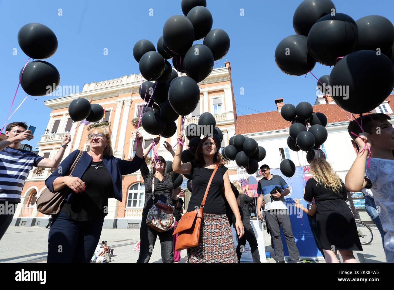 21.09.2018., Karlovac - mit dem Start von 200 schwarzen Ballons beging die Women's Step Group den Nationaltag des Kampfes gegen Gewalt gegen Frauen. Bei dieser Gelegenheit wurde betont, dass in Kroatien sieben Jahre lang 100 Frauen getötet wurden. Foto: Kristina Stedul Fabac/PIXSELL Stockfoto