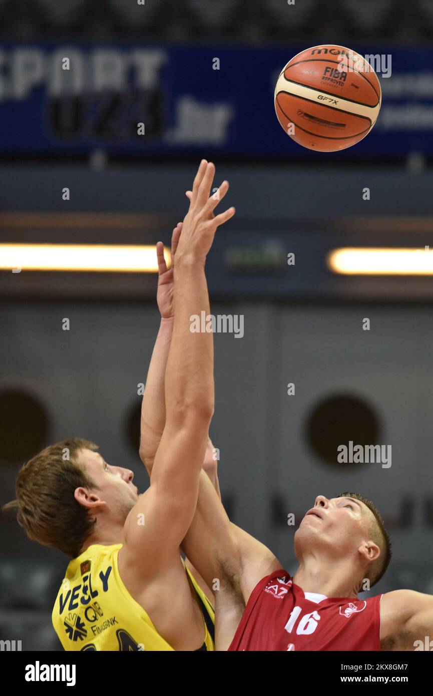 22.09.2018., Zadar, Kroatien - Zadar Basketballturnier, Runde 3, Fenerbahce - Olimpia Milano. Kaleb Tarczewski, Jan Vesely Foto: Hrvoje Jelavic/PIXSELL Stockfoto