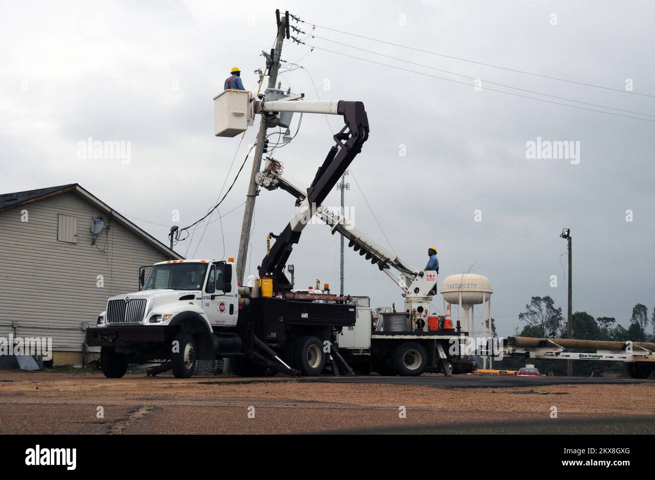 Versorgungsunternehmen in Yazoo City, MS. Mississippi, schwere Stürme, Tornados und Überschwemmungen. Fotos zu Katastrophen- und Notfallmanagementprogrammen, Aktivitäten und Beamten Stockfoto