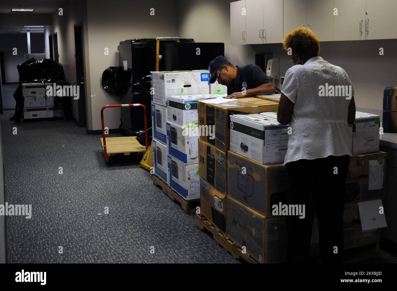 FEMA-Mitarbeiter Einrichtung der neuen gemeinsamen Außendienststelle in Mississippi. Mississippi, schwere Stürme, Tornados und Überschwemmungen. Fotos zu Katastrophen- und Notfallmanagementprogrammen, Aktivitäten und Beamten Stockfoto