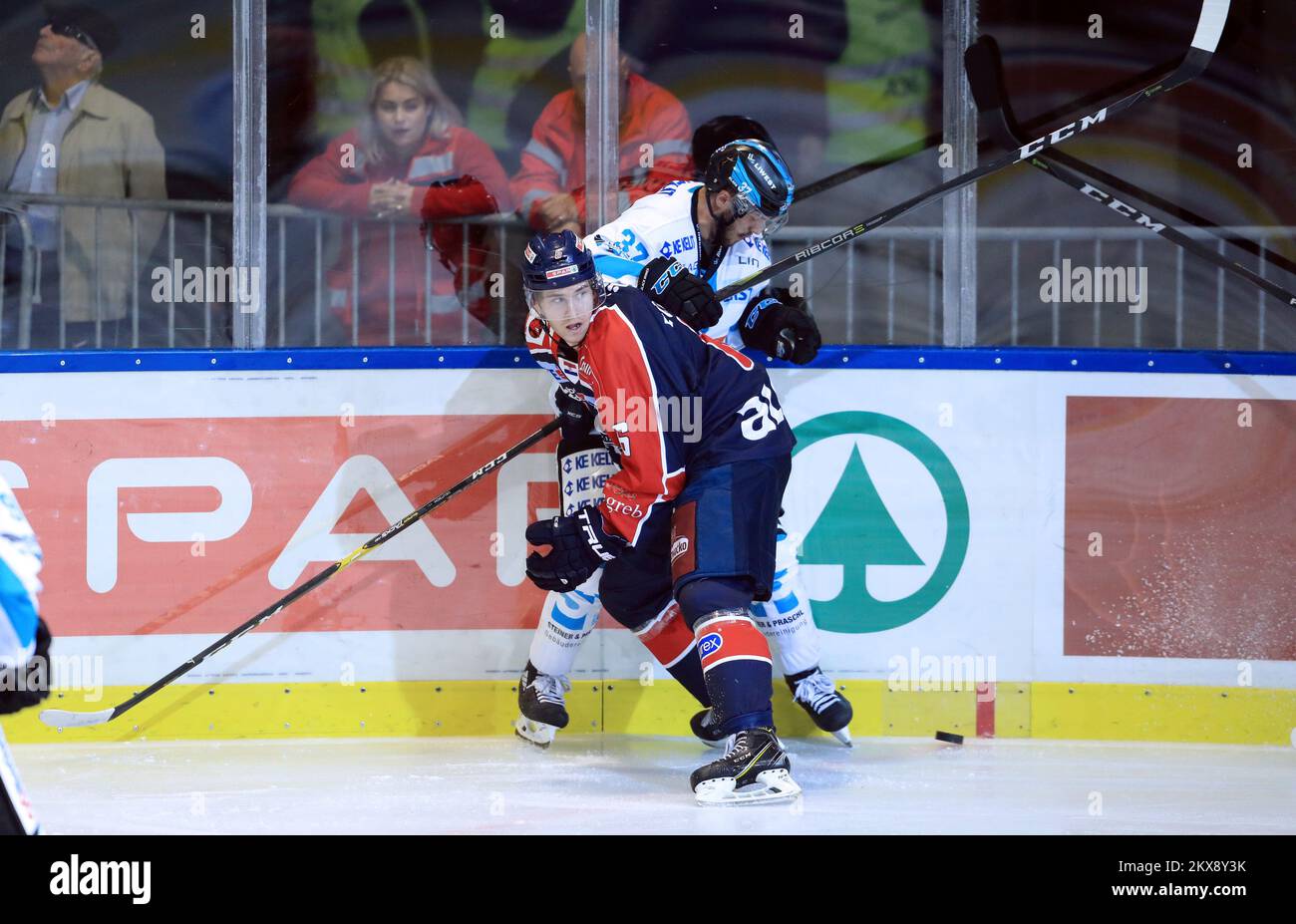 19.10.2018., Sisak, Kroatien - EBEL League, Runde 10, KHL Medvescak - EHC Liwest Blackwings Linz. Adam Deutsch, Andreas Kristler Foto: Slavko Midzor/PIXSELL Stockfoto