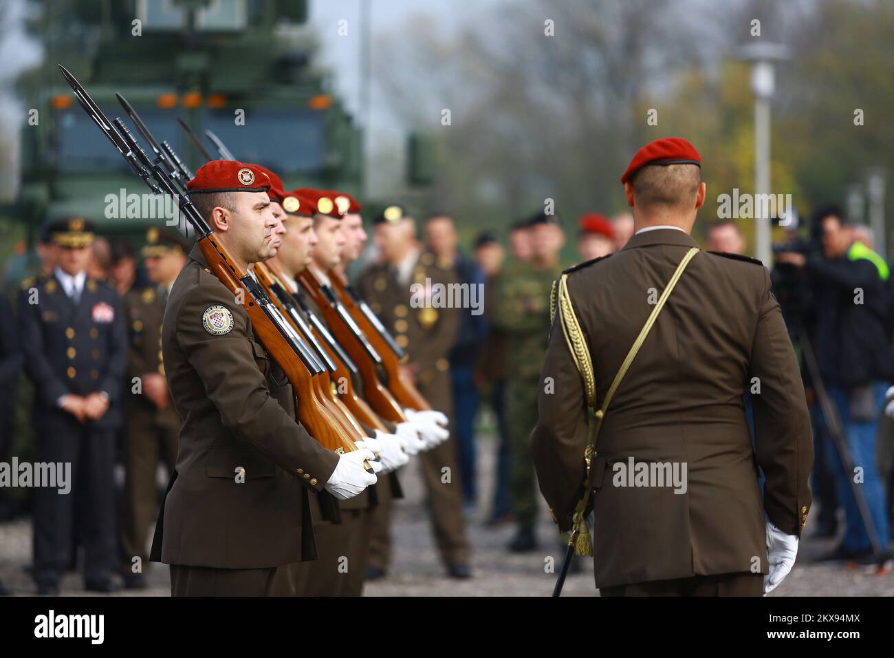 05.11.2018., Kroatien, Zagreb - anlässlich des 28.. Jahrestages des Baus der 1.. Brigade Tigers am Bundek-See wurden eine technisch-taktische Zusammenstellung von Ausrüstung und eine Demonstration militärischer Hunde durchgeführt. An der Präsentation nahm auch der Präsident der Republik Kroatien, Kolinda Grabar-Kitarovic, Teil. Foto: Borna Filic/PIXSELL Stockfoto