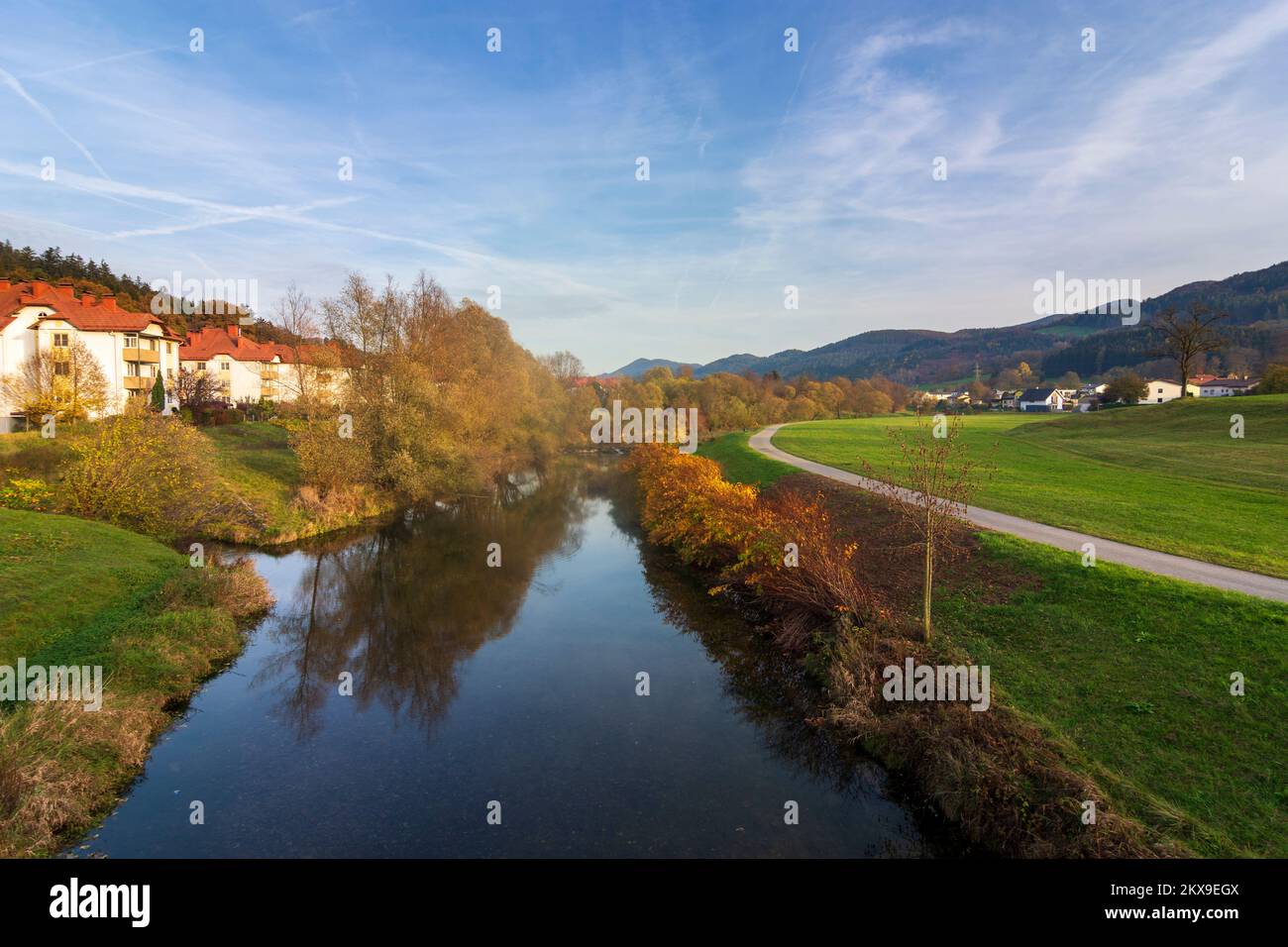 Traisen: Fluss Gölsen, Gölsen Fahrradweg in Mostviertel, Niederösterreich, Niederösterreich, Österreich Stockfoto