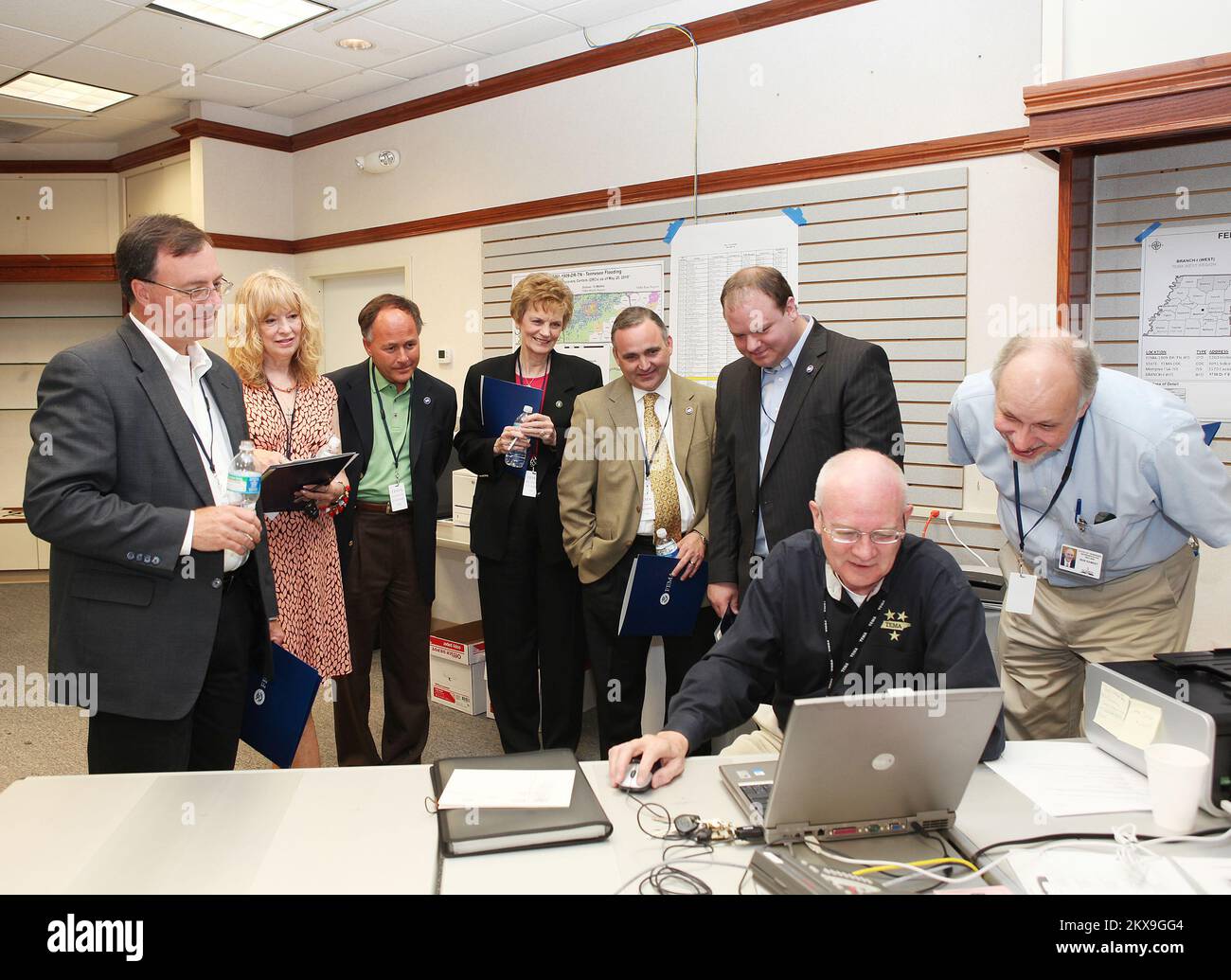 Überschwemmung Bei Heftigem Sturm – Nashville, Tennessee , 25. Mai 2010 Tennessee State Legislative Representatives Mike Bell(L), Sherry Jones, Jimmy Matlock, Janis Sontany, Kevin Brooks, Josh Evans und Bob Ramsey sehen sich die Bilder der Flutkatastrophe an, die Donnie Smith-TEMA Liason(R) während einer Führung durch das Nashville Joint Field Office gezeigt hat. Die FEMA reagiert auf schwere Stürme und Überschwemmungen, die im Mai 2010 Tausende von Häusern in ganz Tennessee beschädigt oder zerstört haben. Schwere Stürme, Überschwemmungen, Straight-Line-Winde und Tornadoes in Tennessee. Fotografien zu Katastrophen und Notfallmanagementprogrammen, Acti Stockfoto
