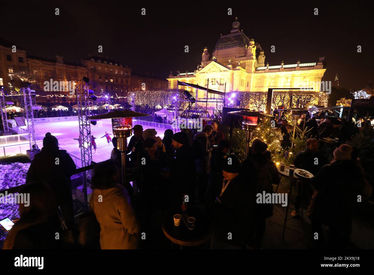 01.12.2018., Zagreb, Kroatien - große Eröffnung des Zagreb Ice Park in Tomislavac. Diese Saison bringt Ihnen auch Urlaubsattraktionen voller Unterhaltung und romantischer Atmosphäre, wie man es von Zagreb erwartet, dem besten Abenteuerziel in Europa. Neben dem Schlittschuhlaufen in einer magischen Umgebung können Sie sich auch auf kulinarische Köstlichkeiten und eine Auswahl an köstlichen Getränken freuen, die Sie warm halten Foto: Robert Anic/PIXSELL Stockfoto