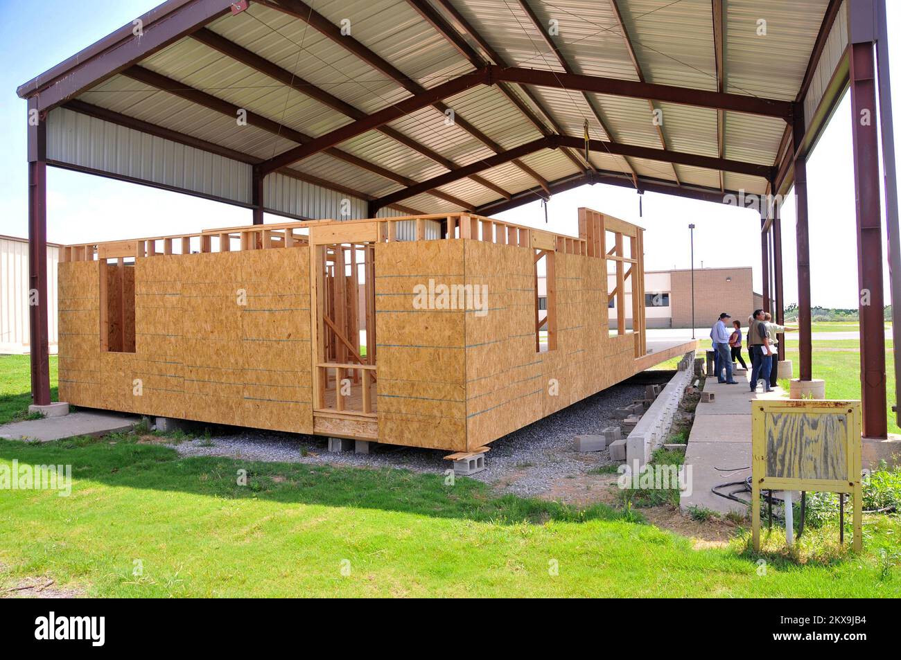 Schwerer Sturm Tornado – Wayne, Okla. , 26. Mai 2010 Ein im Bau befindliches Modellhaus in der Schreinerei der Schule wurde um einige Meter vom Fundament verlagert - ohne den schützenden Carport zu beschädigen - durch einen Tornado, der das Gebiet am 10. Mai traf. Vier vorläufige Schadensgutachterteams dokumentieren Schäden an öffentlichem Eigentum in der östlichen Hälfte des Staates, verursacht durch 22 bestätigte Tornados. FEMA . Oklahoma: Schwere Stürme, Tornadoes und Straight-Line-Winde. Fotos zu Katastrophen- und Notfallmanagementprogrammen, Aktivitäten und Beamten Stockfoto