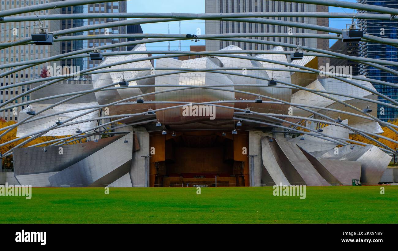 Der Jay Pritzker Pavilion, auch bekannt als Pritzker Pavilion oder Pritzker Music Pavilion, ist eine Bandshell im Millennium Park in der Innenstadt von Chicago, Illinois, USA Stockfoto