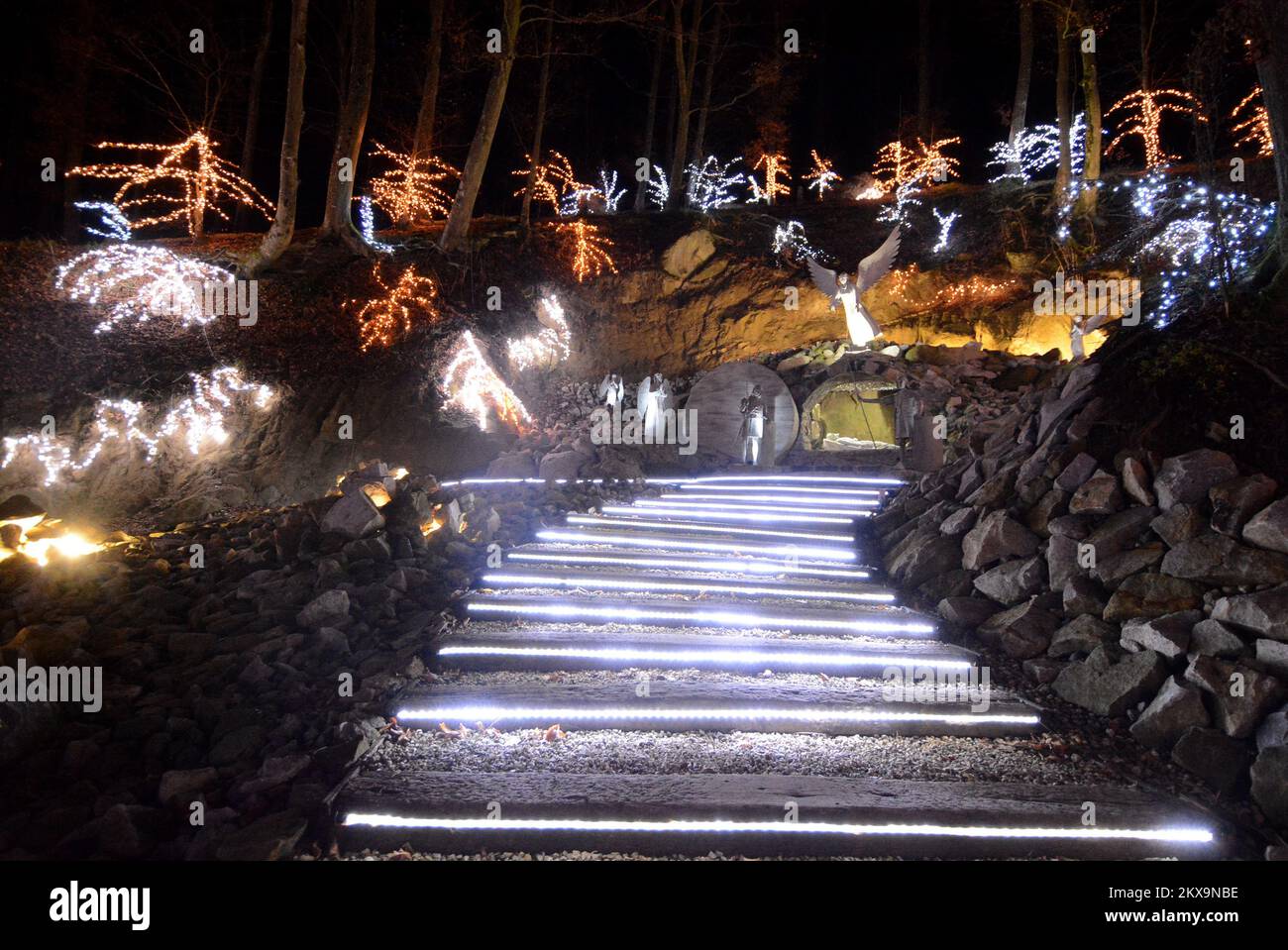 6.12.2018., Grabovnica - die größten weihnachtsbetten in Kroatien befinden sich in Grabovnica auf dem Familiengut Salaj, nur 60km km östlich von Zagreb. Vor 15 Jahren begann Familie Salaj, ihr 60 m2 großes Anwesen mit Christamas-Lichtern zu dekorieren. Im ersten Jahr haben sie 70 Lichter angebracht. Mit jedem Jahr wurde die Anzahl der Dekorationslichter höher, und dieses Jahr gibt es 4 Millionen weihnachtslichter. Die Dekoration beginnt drei Monate vor der Eröffnung und rund 6 Menschen arbeiten im Anwesen Salaj, um den Zauber zum Leben zu erwecken. Foto: Damir Spehar/PIXSELL Stockfoto