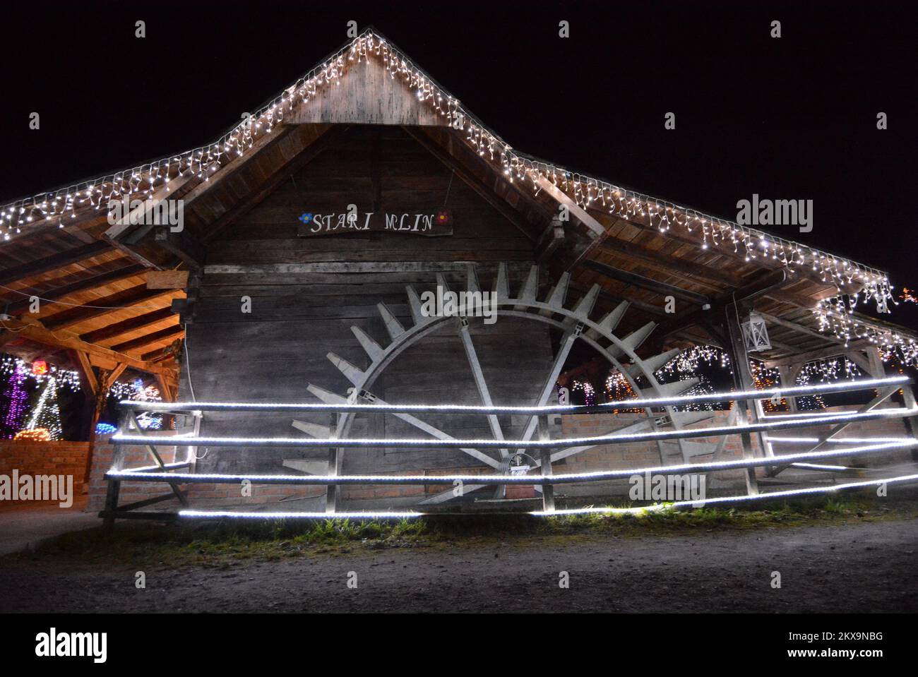 6.12.2018., Grabovnica - die größten weihnachtsbetten in Kroatien befinden sich in Grabovnica auf dem Familiengut Salaj, nur 60km km östlich von Zagreb. Vor 15 Jahren begann Familie Salaj, ihr 60 m2 großes Anwesen mit Christamas-Lichtern zu dekorieren. Im ersten Jahr haben sie 70 Lichter angebracht. Mit jedem Jahr wurde die Anzahl der Dekorationslichter höher, und dieses Jahr gibt es 4 Millionen weihnachtslichter. Die Dekoration beginnt drei Monate vor der Eröffnung und rund 6 Menschen arbeiten im Anwesen Salaj, um den Zauber zum Leben zu erwecken. Foto: Damir Spehar/PIXSELL Stockfoto