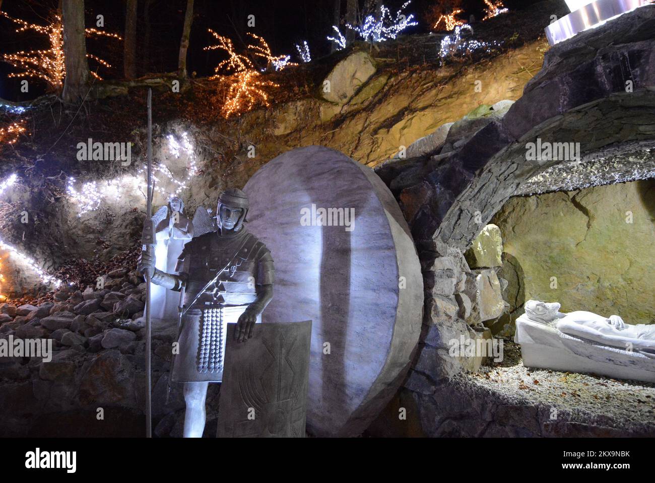 6.12.2018., Grabovnica - die größten weihnachtsbetten in Kroatien befinden sich in Grabovnica auf dem Familiengut Salaj, nur 60km km östlich von Zagreb. Vor 15 Jahren begann Familie Salaj, ihr 60 m2 großes Anwesen mit Christamas-Lichtern zu dekorieren. Im ersten Jahr haben sie 70 Lichter angebracht. Mit jedem Jahr wurde die Anzahl der Dekorationslichter höher, und dieses Jahr gibt es 4 Millionen weihnachtslichter. Die Dekoration beginnt drei Monate vor der Eröffnung und rund 6 Menschen arbeiten im Anwesen Salaj, um den Zauber zum Leben zu erwecken. Foto: Damir Spehar/PIXSELL Stockfoto