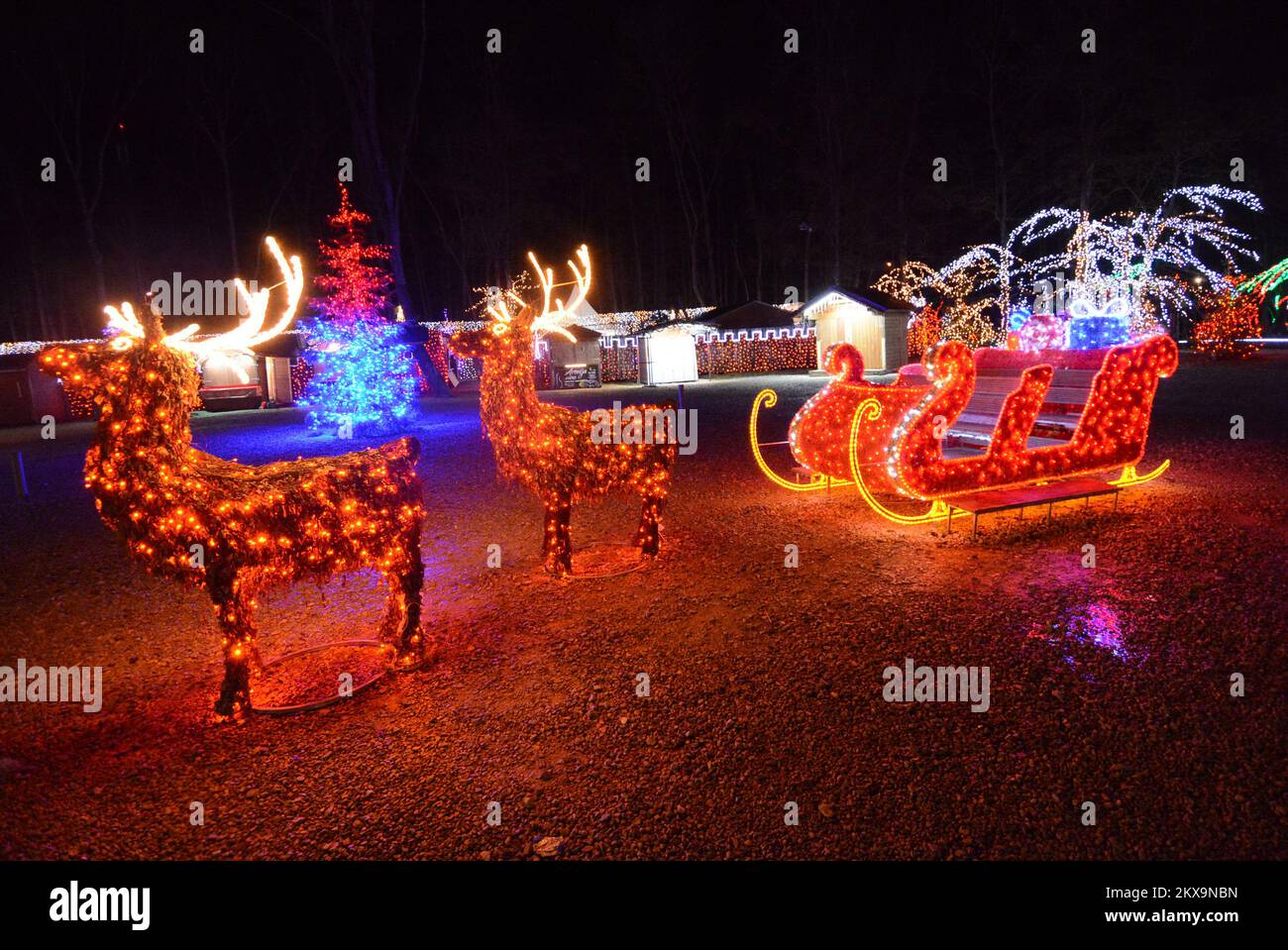 6.12.2018., Grabovnica - die größten weihnachtsbetten in Kroatien befinden sich in Grabovnica auf dem Familiengut Salaj, nur 60km km östlich von Zagreb. Vor 15 Jahren begann Familie Salaj, ihr 60 m2 großes Anwesen mit Christamas-Lichtern zu dekorieren. Im ersten Jahr haben sie 70 Lichter angebracht. Mit jedem Jahr wurde die Anzahl der Dekorationslichter höher, und dieses Jahr gibt es 4 Millionen weihnachtslichter. Die Dekoration beginnt drei Monate vor der Eröffnung und rund 6 Menschen arbeiten im Anwesen Salaj, um den Zauber zum Leben zu erwecken. Foto: Damir Spehar/PIXSELL Stockfoto