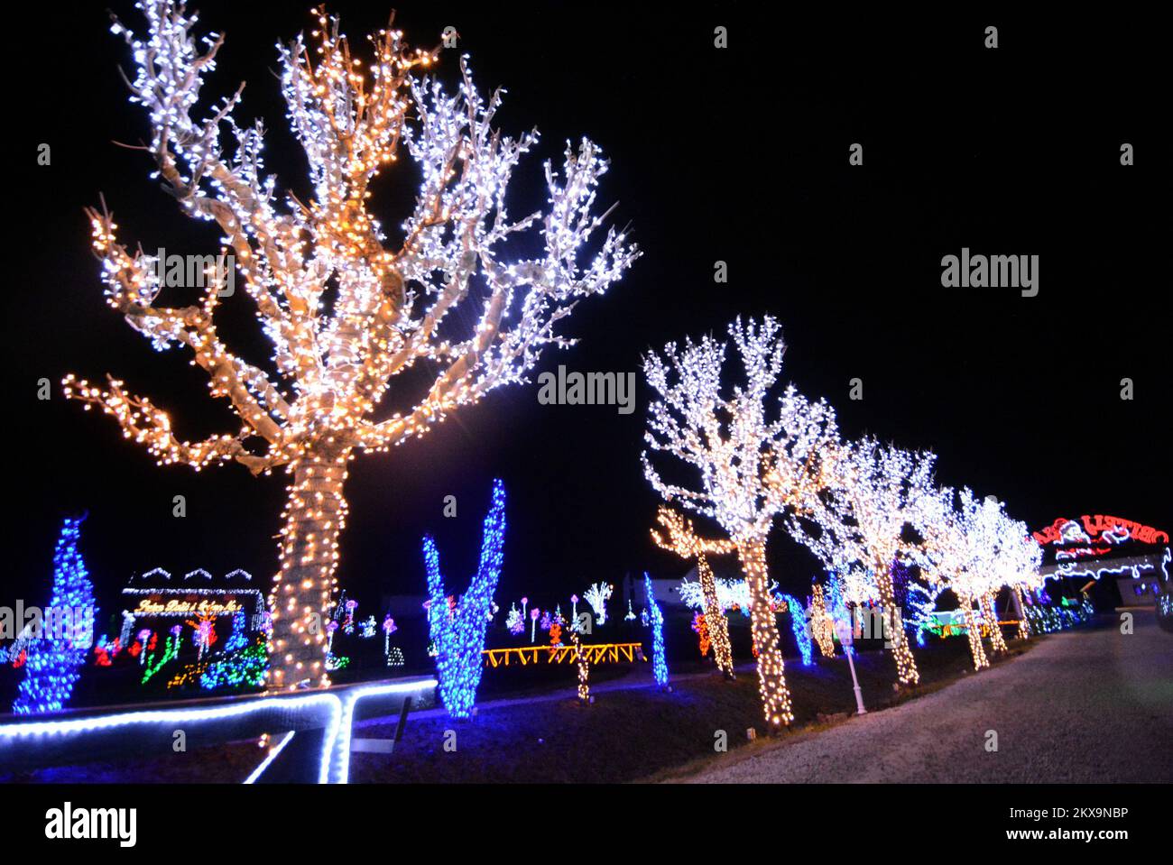 6.12.2018., Grabovnica - die größten weihnachtsbetten in Kroatien befinden sich in Grabovnica auf dem Familiengut Salaj, nur 60km km östlich von Zagreb. Vor 15 Jahren begann Familie Salaj, ihr 60 m2 großes Anwesen mit Christamas-Lichtern zu dekorieren. Im ersten Jahr haben sie 70 Lichter angebracht. Mit jedem Jahr wurde die Anzahl der Dekorationslichter höher, und dieses Jahr gibt es 4 Millionen weihnachtslichter. Die Dekoration beginnt drei Monate vor der Eröffnung und rund 6 Menschen arbeiten im Anwesen Salaj, um den Zauber zum Leben zu erwecken. Foto: Damir Spehar/PIXSELL Stockfoto