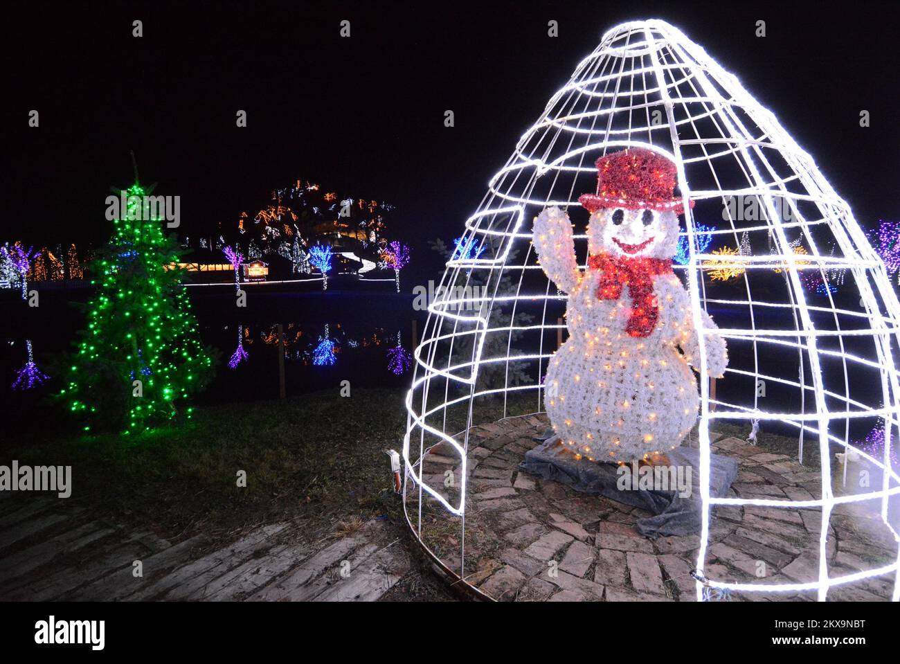 6.12.2018., Grabovnica - die größten weihnachtsbetten in Kroatien befinden sich in Grabovnica auf dem Familiengut Salaj, nur 60km km östlich von Zagreb. Vor 15 Jahren begann Familie Salaj, ihr 60 m2 großes Anwesen mit Christamas-Lichtern zu dekorieren. Im ersten Jahr haben sie 70 Lichter angebracht. Mit jedem Jahr wurde die Anzahl der Dekorationslichter höher, und dieses Jahr gibt es 4 Millionen weihnachtslichter. Die Dekoration beginnt drei Monate vor der Eröffnung und rund 6 Menschen arbeiten im Anwesen Salaj, um den Zauber zum Leben zu erwecken. Foto: Damir Spehar/PIXSELL Stockfoto