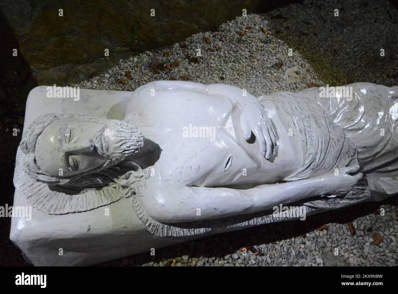 6.12.2018., Grabovnica - die größten weihnachtsbetten in Kroatien befinden sich in Grabovnica auf dem Familiengut Salaj, nur 60km km östlich von Zagreb. Vor 15 Jahren begann Familie Salaj, ihr 60 m2 großes Anwesen mit Christamas-Lichtern zu dekorieren. Im ersten Jahr haben sie 70 Lichter angebracht. Mit jedem Jahr wurde die Anzahl der Dekorationslichter höher, und dieses Jahr gibt es 4 Millionen weihnachtslichter. Die Dekoration beginnt drei Monate vor der Eröffnung und rund 6 Menschen arbeiten im Anwesen Salaj, um den Zauber zum Leben zu erwecken. Foto: Damir Spehar/PIXSELL Stockfoto