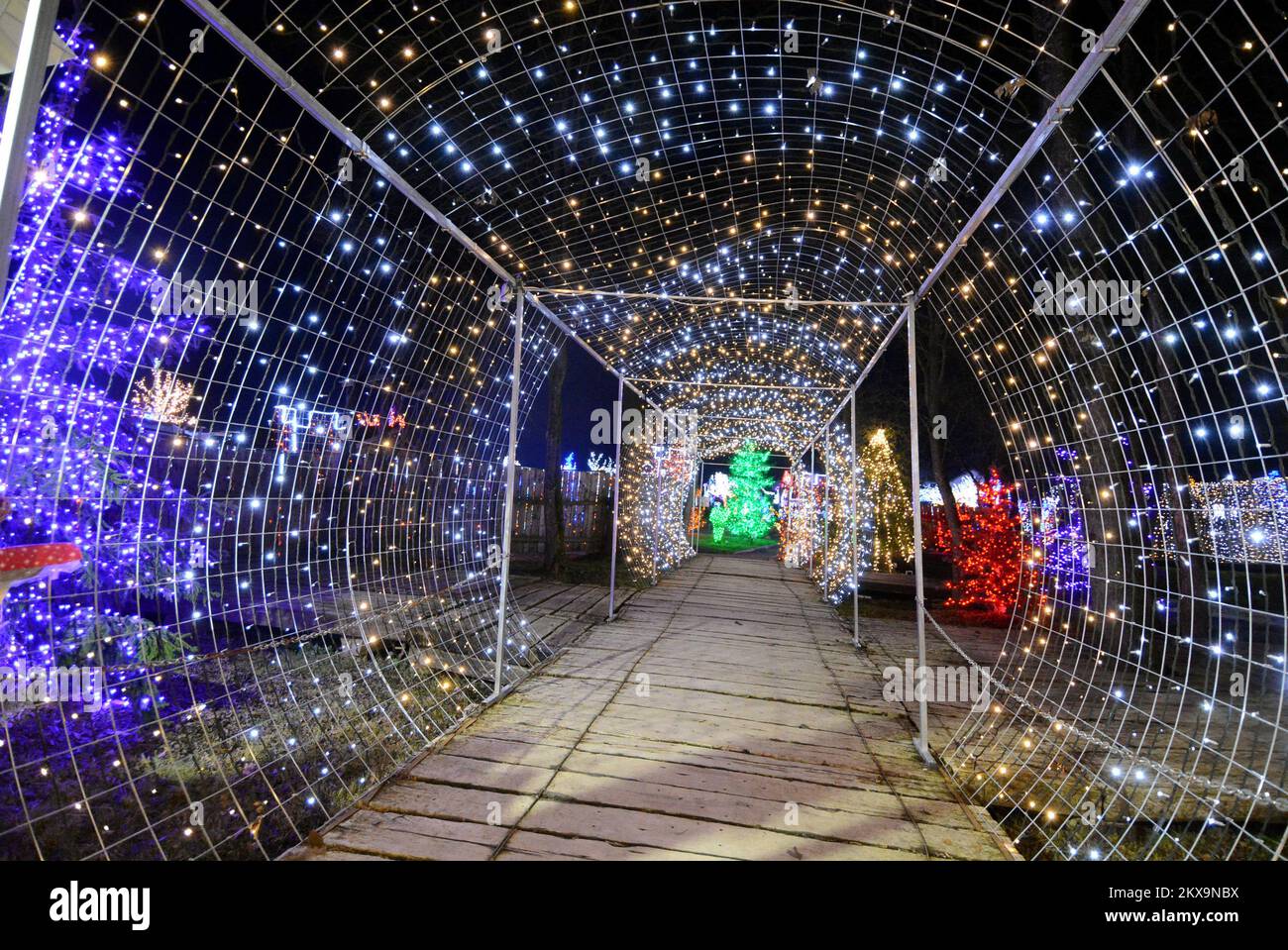 6.12.2018., Grabovnica - die größten weihnachtsbetten in Kroatien befinden sich in Grabovnica auf dem Familiengut Salaj, nur 60km km östlich von Zagreb. Vor 15 Jahren begann Familie Salaj, ihr 60 m2 großes Anwesen mit Christamas-Lichtern zu dekorieren. Im ersten Jahr haben sie 70 Lichter angebracht. Mit jedem Jahr wurde die Anzahl der Dekorationslichter höher, und dieses Jahr gibt es 4 Millionen weihnachtslichter. Die Dekoration beginnt drei Monate vor der Eröffnung und rund 6 Menschen arbeiten im Anwesen Salaj, um den Zauber zum Leben zu erwecken. Foto: Damir Spehar/PIXSELL Stockfoto