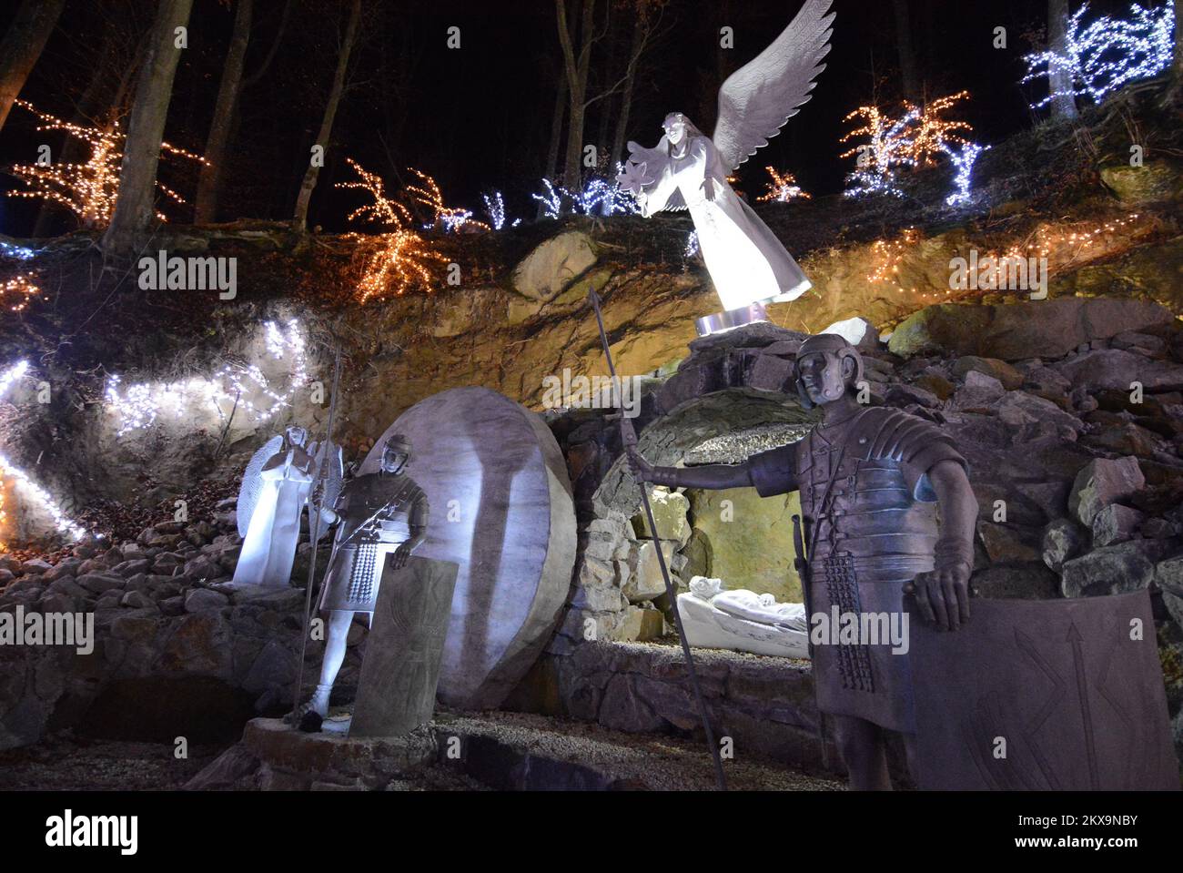 6.12.2018., Grabovnica - die größten weihnachtsbetten in Kroatien befinden sich in Grabovnica auf dem Familiengut Salaj, nur 60km km östlich von Zagreb. Vor 15 Jahren begann Familie Salaj, ihr 60 m2 großes Anwesen mit Christamas-Lichtern zu dekorieren. Im ersten Jahr haben sie 70 Lichter angebracht. Mit jedem Jahr wurde die Anzahl der Dekorationslichter höher, und dieses Jahr gibt es 4 Millionen weihnachtslichter. Die Dekoration beginnt drei Monate vor der Eröffnung und rund 6 Menschen arbeiten im Anwesen Salaj, um den Zauber zum Leben zu erwecken. Foto: Damir Spehar/PIXSELL Stockfoto