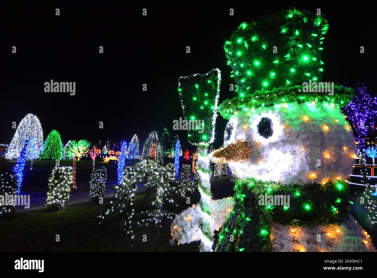 6.12.2018., Grabovnica - die größten weihnachtsbetten in Kroatien befinden sich in Grabovnica auf dem Familiengut Salaj, nur 60km km östlich von Zagreb. Vor 15 Jahren begann Familie Salaj, ihr 60 m2 großes Anwesen mit Christamas-Lichtern zu dekorieren. Im ersten Jahr haben sie 70 Lichter angebracht. Mit jedem Jahr wurde die Anzahl der Dekorationslichter höher, und dieses Jahr gibt es 4 Millionen weihnachtslichter. Die Dekoration beginnt drei Monate vor der Eröffnung und rund 6 Menschen arbeiten im Anwesen Salaj, um den Zauber zum Leben zu erwecken. Foto: Damir Spehar/PIXSELL Stockfoto