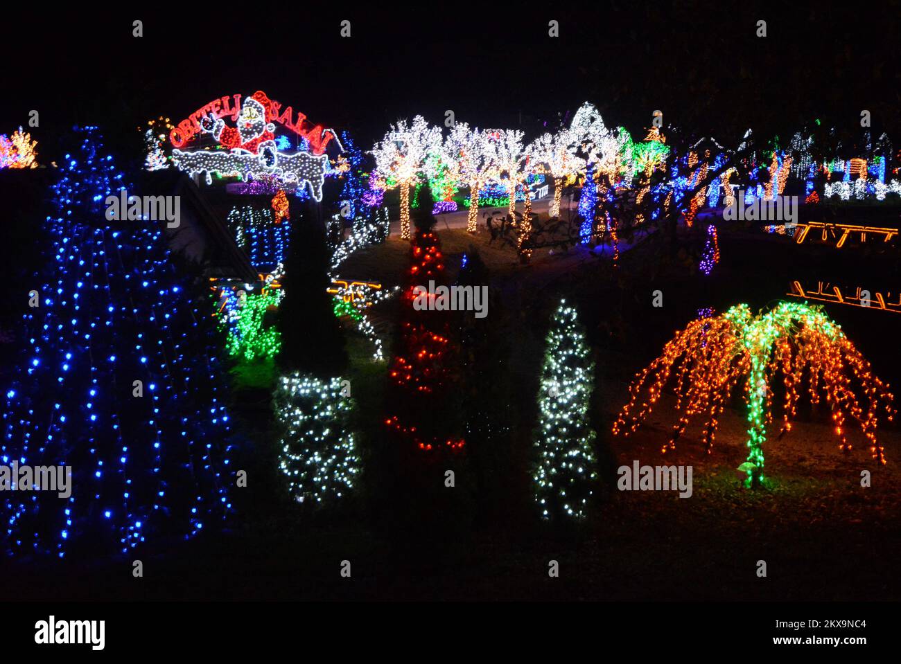 6.12.2018., Grabovnica - die größten weihnachtsbetten in Kroatien befinden sich in Grabovnica auf dem Familiengut Salaj, nur 60km km östlich von Zagreb. Vor 15 Jahren begann Familie Salaj, ihr 60 m2 großes Anwesen mit Christamas-Lichtern zu dekorieren. Im ersten Jahr haben sie 70 Lichter angebracht. Mit jedem Jahr wurde die Anzahl der Dekorationslichter höher, und dieses Jahr gibt es 4 Millionen weihnachtslichter. Die Dekoration beginnt drei Monate vor der Eröffnung und rund 6 Menschen arbeiten im Anwesen Salaj, um den Zauber zum Leben zu erwecken. Foto: Damir Spehar/PIXSELL Stockfoto