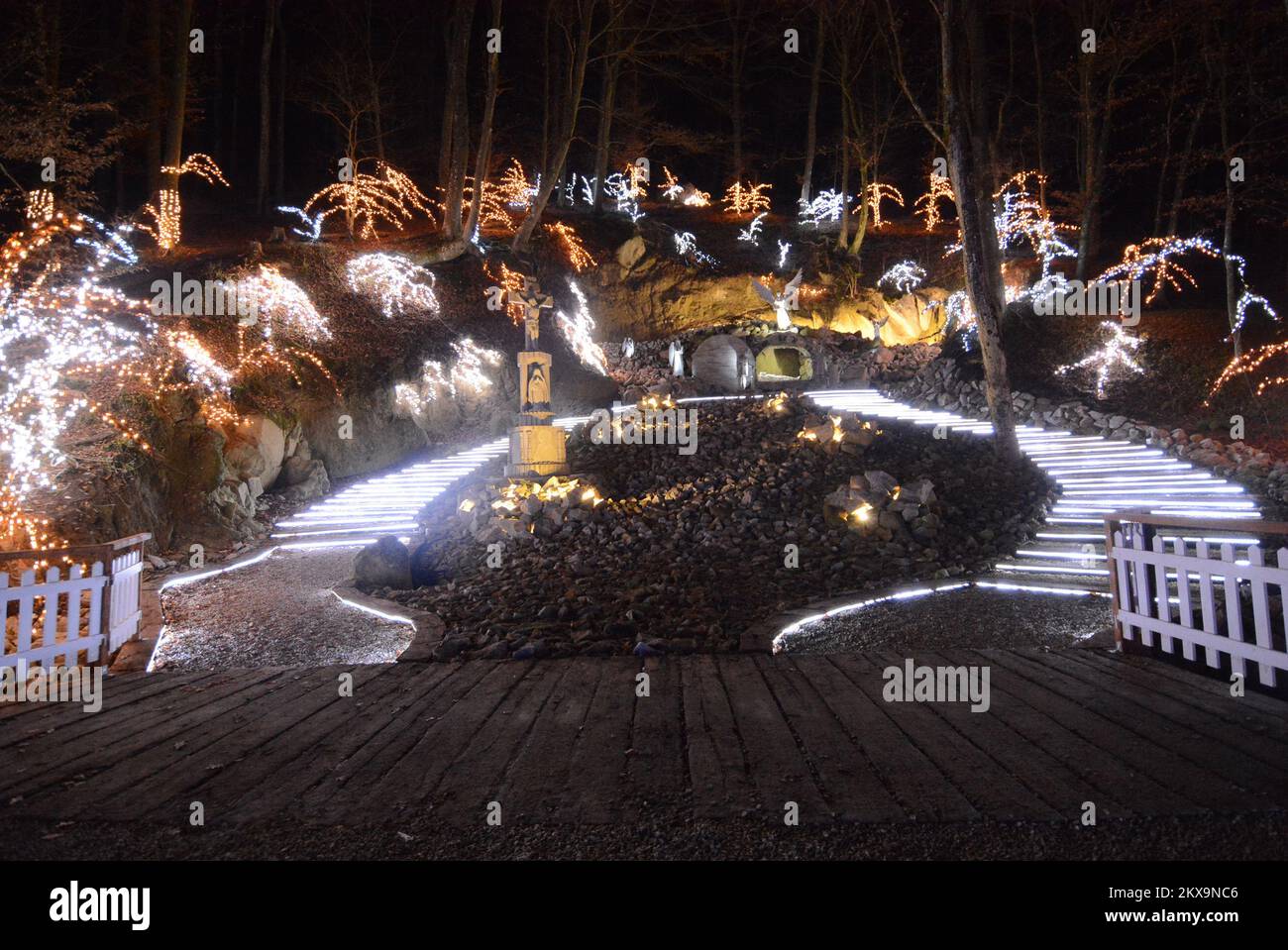 6.12.2018., Grabovnica - die größten weihnachtsbetten in Kroatien befinden sich in Grabovnica auf dem Familiengut Salaj, nur 60km km östlich von Zagreb. Vor 15 Jahren begann Familie Salaj, ihr 60 m2 großes Anwesen mit Christamas-Lichtern zu dekorieren. Im ersten Jahr haben sie 70 Lichter angebracht. Mit jedem Jahr wurde die Anzahl der Dekorationslichter höher, und dieses Jahr gibt es 4 Millionen weihnachtslichter. Die Dekoration beginnt drei Monate vor der Eröffnung und rund 6 Menschen arbeiten im Anwesen Salaj, um den Zauber zum Leben zu erwecken. Foto: Damir Spehar/PIXSELL Stockfoto
