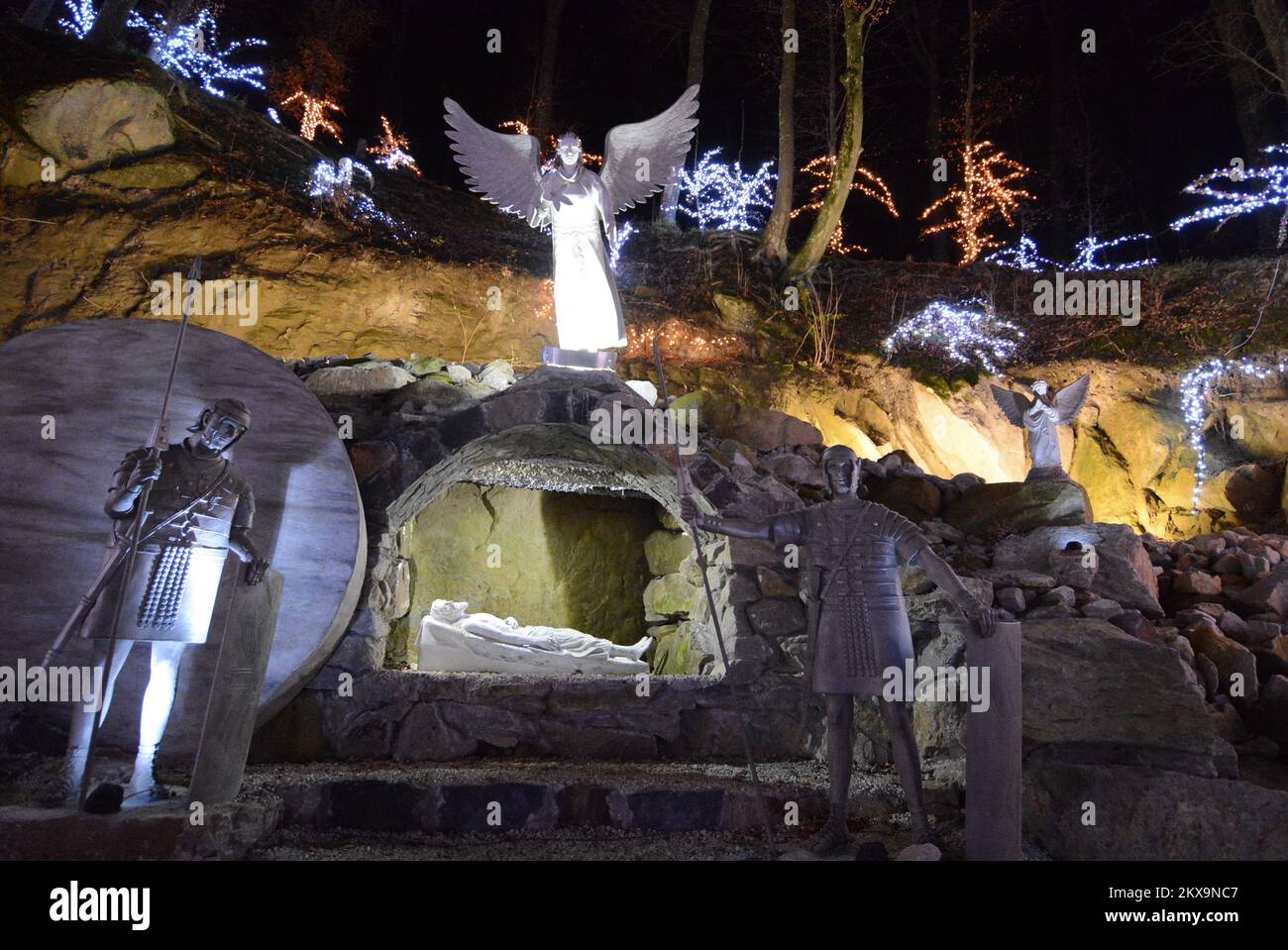 6.12.2018., Grabovnica - die größten weihnachtsbetten in Kroatien befinden sich in Grabovnica auf dem Familiengut Salaj, nur 60km km östlich von Zagreb. Vor 15 Jahren begann Familie Salaj, ihr 60 m2 großes Anwesen mit Christamas-Lichtern zu dekorieren. Im ersten Jahr haben sie 70 Lichter angebracht. Mit jedem Jahr wurde die Anzahl der Dekorationslichter höher, und dieses Jahr gibt es 4 Millionen weihnachtslichter. Die Dekoration beginnt drei Monate vor der Eröffnung und rund 6 Menschen arbeiten im Anwesen Salaj, um den Zauber zum Leben zu erwecken. Foto: Damir Spehar/PIXSELL Stockfoto