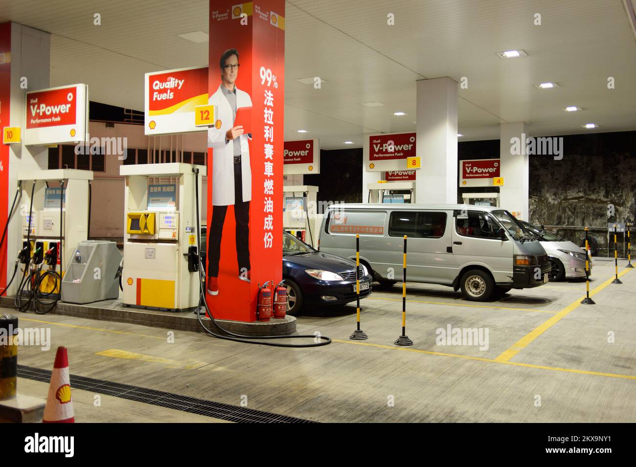 HONGKONG - 15. APRIL 2015: Shell-Tankstelle am Abend. Shell Oil Company ist die in den Vereinigten Staaten ansässige Tochtergesellschaft von Royal Dutch Shell, einer Multination Stockfoto