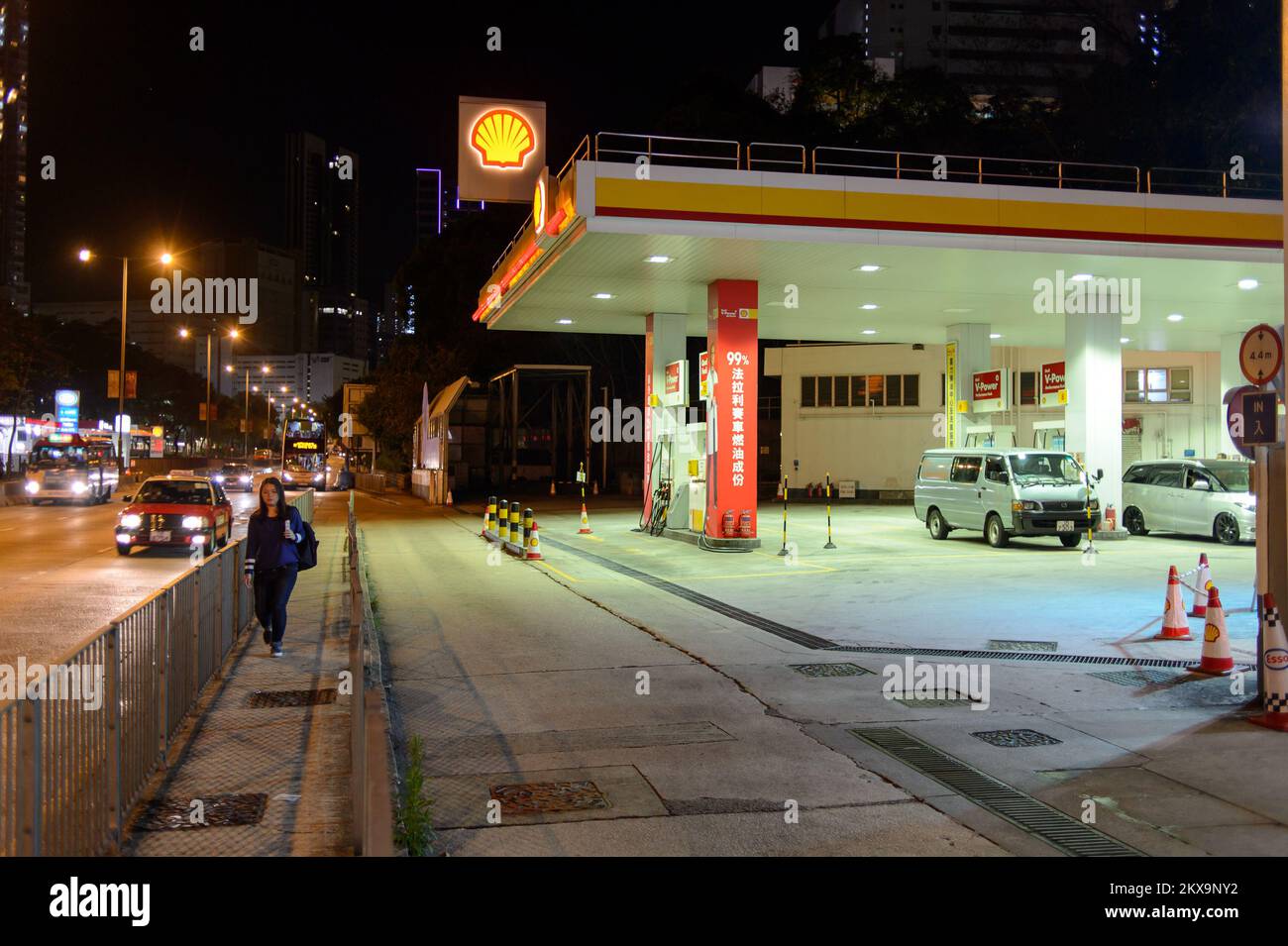 HONGKONG - 15. APRIL 2015: Shell-Tankstelle am Abend. Shell Oil Company ist die in den Vereinigten Staaten ansässige Tochtergesellschaft von Royal Dutch Shell, einer Multination Stockfoto