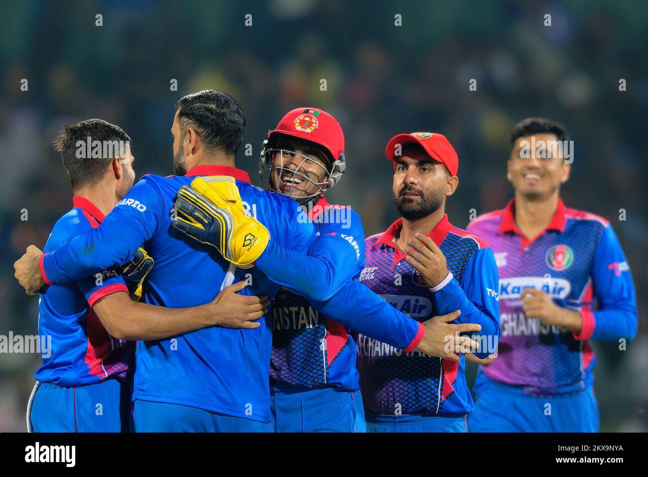 Kandy, Sri Lanka. 30.. November 2022 Afghanistan Mohammad Nabi feiert mit seinem Team, nachdem er das Wicket von Sri Lankas Dinesh Chandimal während des ODI-Cricket-Spiels zwischen Sri Lanka und Afghanistan 3. im Pallekele International Cricket Stadium in Kandy am 30.. November 2022 eingenommen hat. Viraj Kothalwala/Alamy Live News Stockfoto