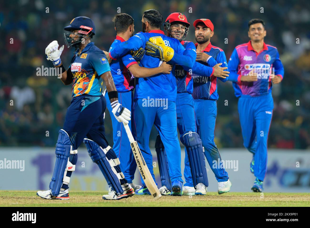 Kandy, Sri Lanka. 30.. November 2022 Afghanistan Mohammad Nabi feiert mit seinem Team, nachdem er das Wicket von Sri Lankas Dinesh Chandimal während des ODI-Cricket-Spiels zwischen Sri Lanka und Afghanistan 3. im Pallekele International Cricket Stadium in Kandy am 30.. November 2022 eingenommen hat. Viraj Kothalwala/Alamy Live News Stockfoto