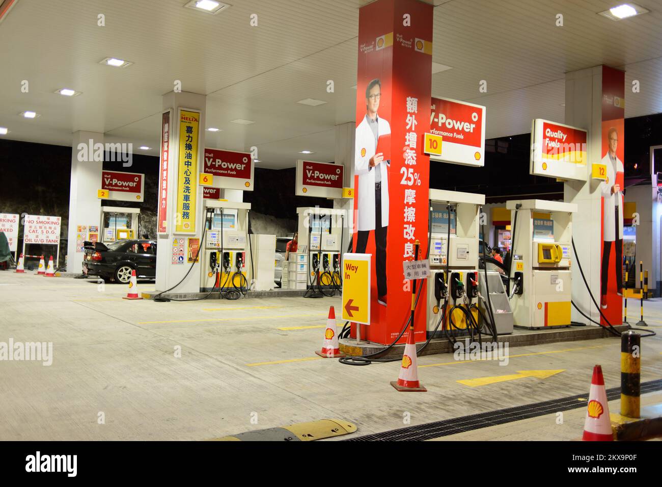 HONGKONG - 15. APRIL 2015: Shell-Tankstelle am Abend. Shell Oil Company ist die in den Vereinigten Staaten ansässige Tochtergesellschaft von Royal Dutch Shell, einer Multination Stockfoto