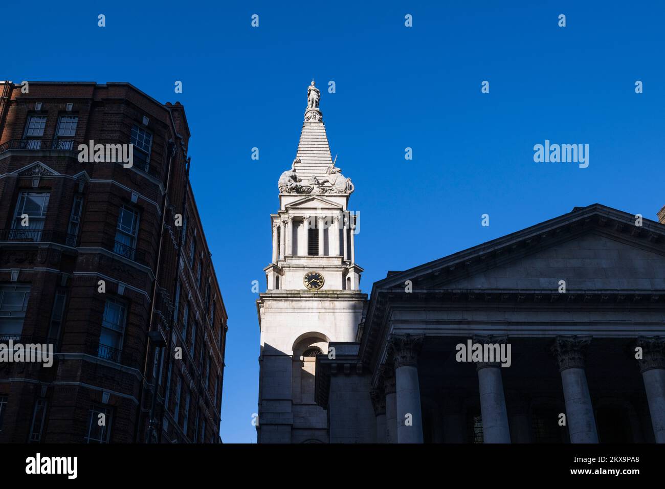 Der gestufte Turm der St. George's Church, Bloomsbury, gekrönt von einer Statue von König George I. in römischem Kleid. Die Statuen der kämpfenden Löwen und Einhörner sy Stockfoto