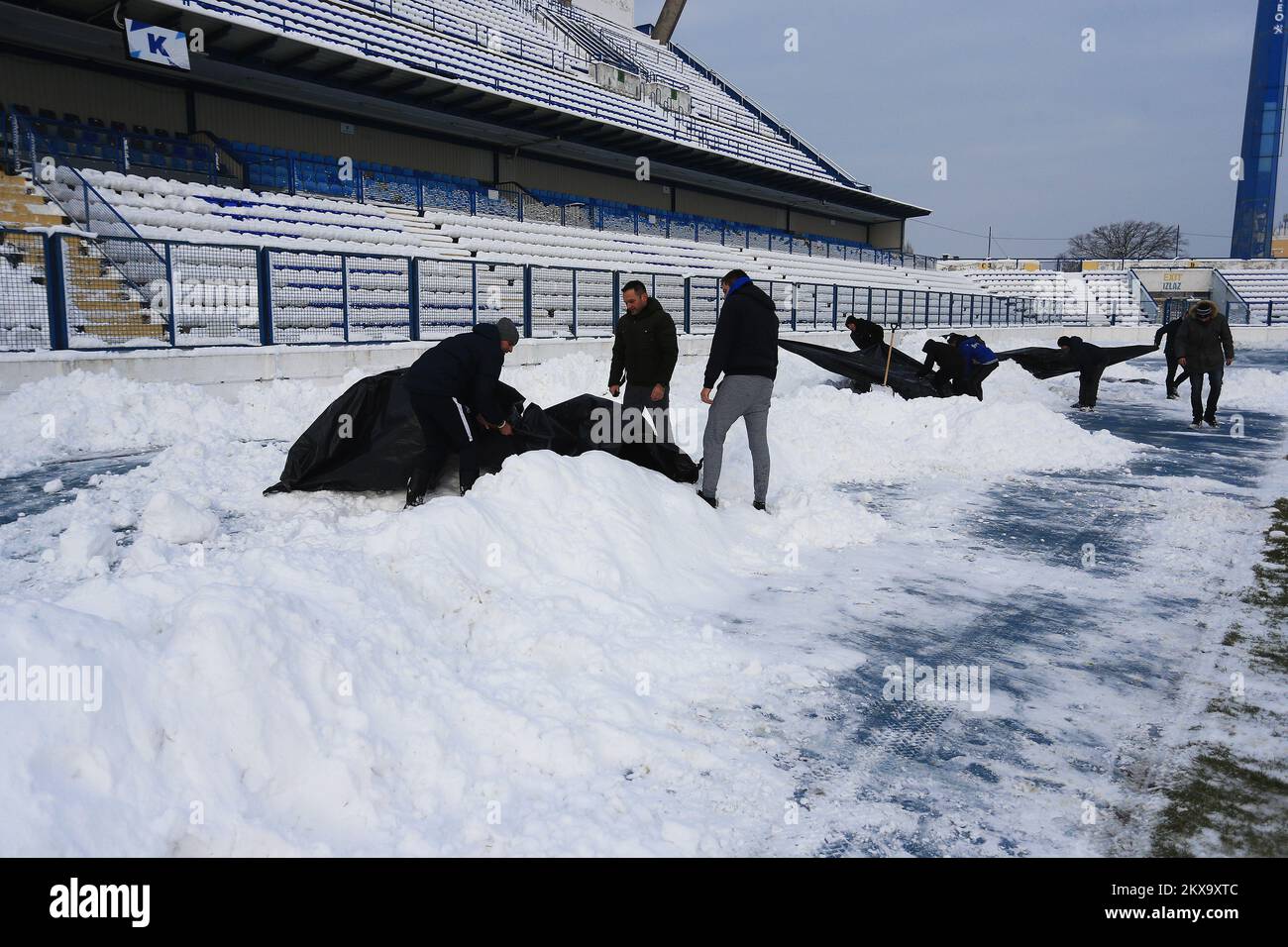 16.12.2018., Osijek - die Kohorta-Fans und Mitarbeiter von NK Osijek haben das Fußballfeld vom Schnee gereinigt, damit heute ein Spiel mit Verspätung stattfinden konnte. Foto: Davor Javorovic/PIXSELL Stockfoto