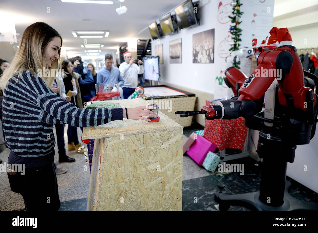 19.12.2018., Zagreb, Kroatien - das Laboratorium für Robotik und intelligente Steuerungssysteme (LARICS) und Brand robotics@fer.hr organisierten eine humanitäre Aktion 'Roboter bei der FER'. Spenden gingen an die Vereinigung Autismus Zagreb. Besucher genossen gekochten Wein und Schokoladenkuchen, serviert von Robotern Foto: Patrik Macek/PIXSELL Stockfoto