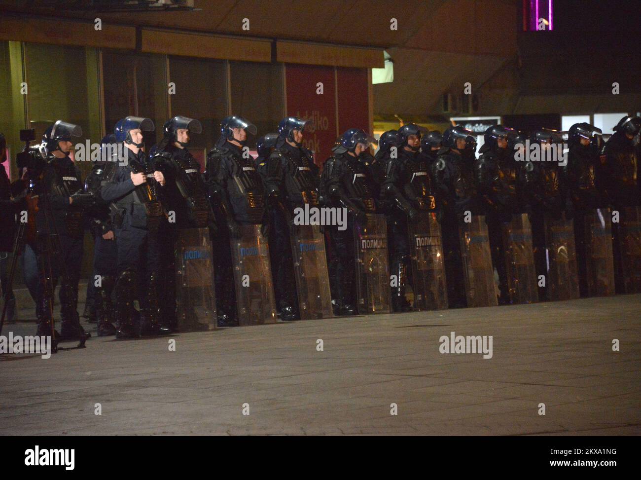 26.12.2018., Banja Luka, Bosnien und Herzegowina - eine Gruppe 'Gerechtigkeit für David' protestierte erneut in Banja Luka, um die Wahrheit über den Tod des jungen David Dragièeviæ zu finden. Etwa 2.000 Demonstranten versammelten sich. Sie wurden von Dutzenden von Kern- und Interventionspolizisten erwartet, die ihnen verboten haben, auf dem zentralen Platz festgehalten zu werden. Foto: Milivoje Pavicic/HaloPix/PIXSELL Stockfoto