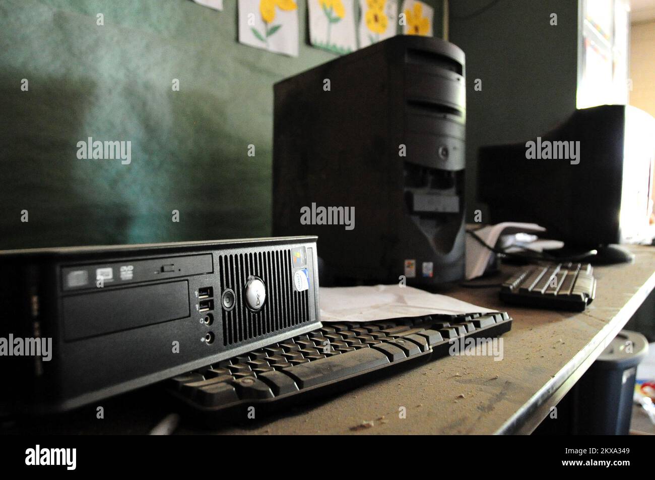 Erdbeben - Calexico, Kalifornien , 18. Juni 2010 nach einem 7. Ein Erdbeben der Stärke 2 traf die Jefferson Grundschule, der Computerraum wurde zerstört, als die Deckenfliesen zusammenbrachen und eine Schicht Staub und Asbest im Raum hinterließen. Die Schule ist ein berechtigter Antragsteller für die Inanspruchnahme der FEMA Public Assistance (PA) für Reparaturen an den beschädigten Strukturen während des Vorfallszeitraums. Adam DuBrowa/FEMA. Erdbeben In Kalifornien. Fotos zu Katastrophen- und Notfallmanagementprogrammen, Aktivitäten und Beamten Stockfoto