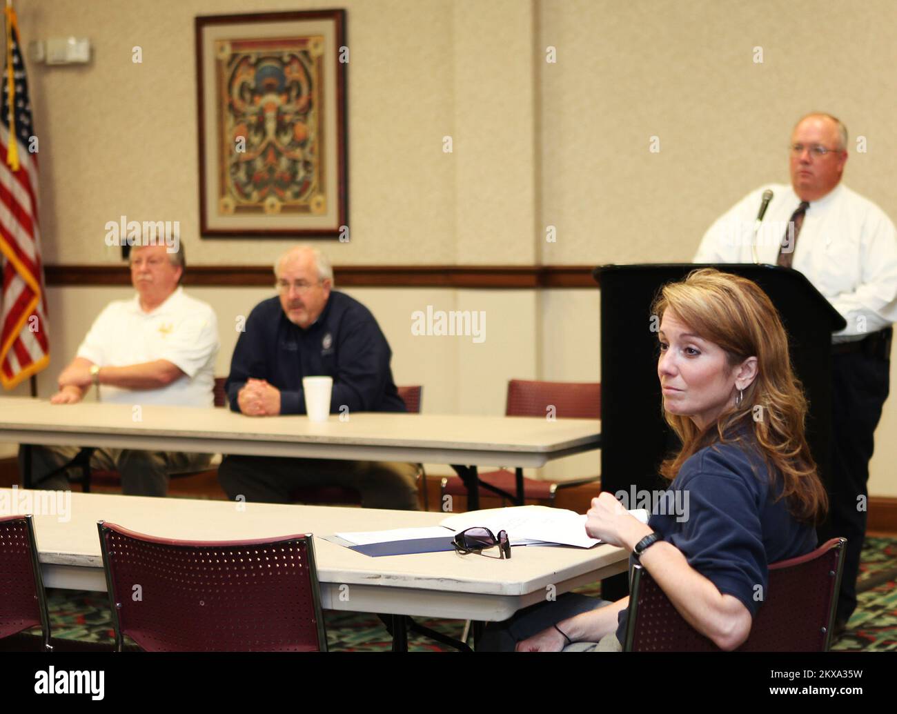 Überschwemmung Bei Heftigem Sturm – Dyersburg, Tennessee , 21. Juni 2010 FEMA Federal Coordinating Officer Gracia Szczech und FEMA Administrator Craig Fugate, TEMA Assistant Director Charles Bryant, werden über die Wiederherstellungsbemühungen von Dyersburg, Tennessee, durch Bürgermeister John Holden auf dem Laufenden gehalten. David Fine/FEMA Schwere Stürme, Überschwemmungen, Straight-Line-Winde und Tornadoes in Tennessee. Fotos zu Katastrophen- und Notfallmanagementprogrammen, Aktivitäten und Beamten Stockfoto