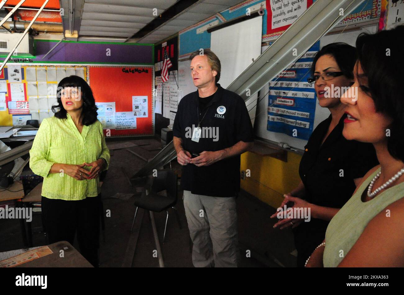 Erdbeben - Calexico, Kalifornien , 18. Juni 2010 an der Jefferson Elementary School spricht die FEMA PIO Noel Boxer mit Superintendent Christina Luna über die öffentlichen Unterstützungsprogramme und bewertet dabei die Schäden infolge einer kürzlich durchgeführten 7. Erdbeben der Stärke 2. Die Grundschule ist ein berechtigter Antragsteller, um FEMA Public Assistance (PA)-Mittel für Reparaturen an beschädigten Strukturen während des Vorfallszeitraums zu erhalten. Adam DuBrowa/FEMA. Erdbeben In Kalifornien. Fotos zu Katastrophen- und Notfallmanagementprogrammen, Aktivitäten und Beamten Stockfoto
