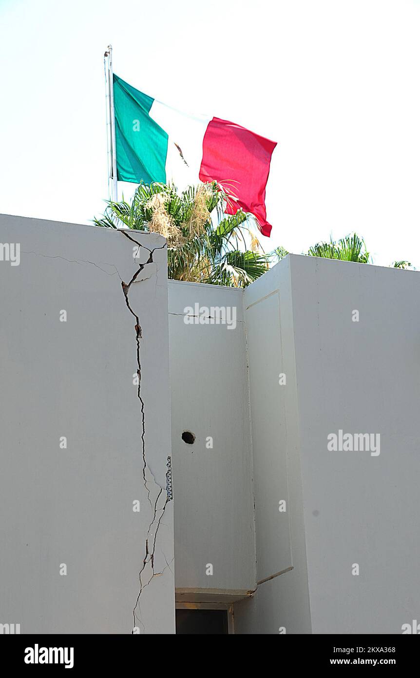 Erdbeben - Calexico, Kalifornien , 18. Juni 2010 am Einreihafen der Vereinigten Staaten an der Grenze, der 7. Ein Erdbeben der Stärke 2 traf sowohl Mexiko als auch die USA. Die Platte des El Mayor rutschte etwa 40 Meilen südlich der Grenze zwischen Mexiko und den USA in geringer Tiefe entlang der Hauptschildgrenze zwischen dem nordamerikanischen und dem pazifischen Nummernschild... Fotos zu Katastrophen- und Notfallmanagementprogrammen, Aktivitäten und Beamten Stockfoto