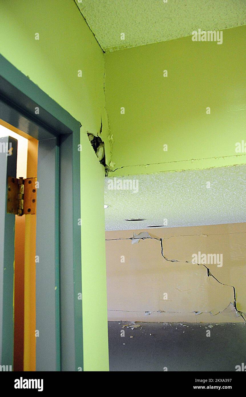 Erdbeben - Calexico, Kalifornien , 18. Juni 2010 am Eintrittshafen der Vereinigten Staaten, A 7. Ein Erdbeben der Stärke 2 traf die US-Hafenbehörde und hinterließ rissige und beschädigte Büromauern. Der US-Hafen erlitt durch das jüngste Erdbeben kosmetische Schäden, ist aber weiterhin voll funktionsfähig. Adam DuBrowa/FEMA.. Fotos zu Katastrophen- und Notfallmanagementprogrammen, Aktivitäten und Beamten Stockfoto