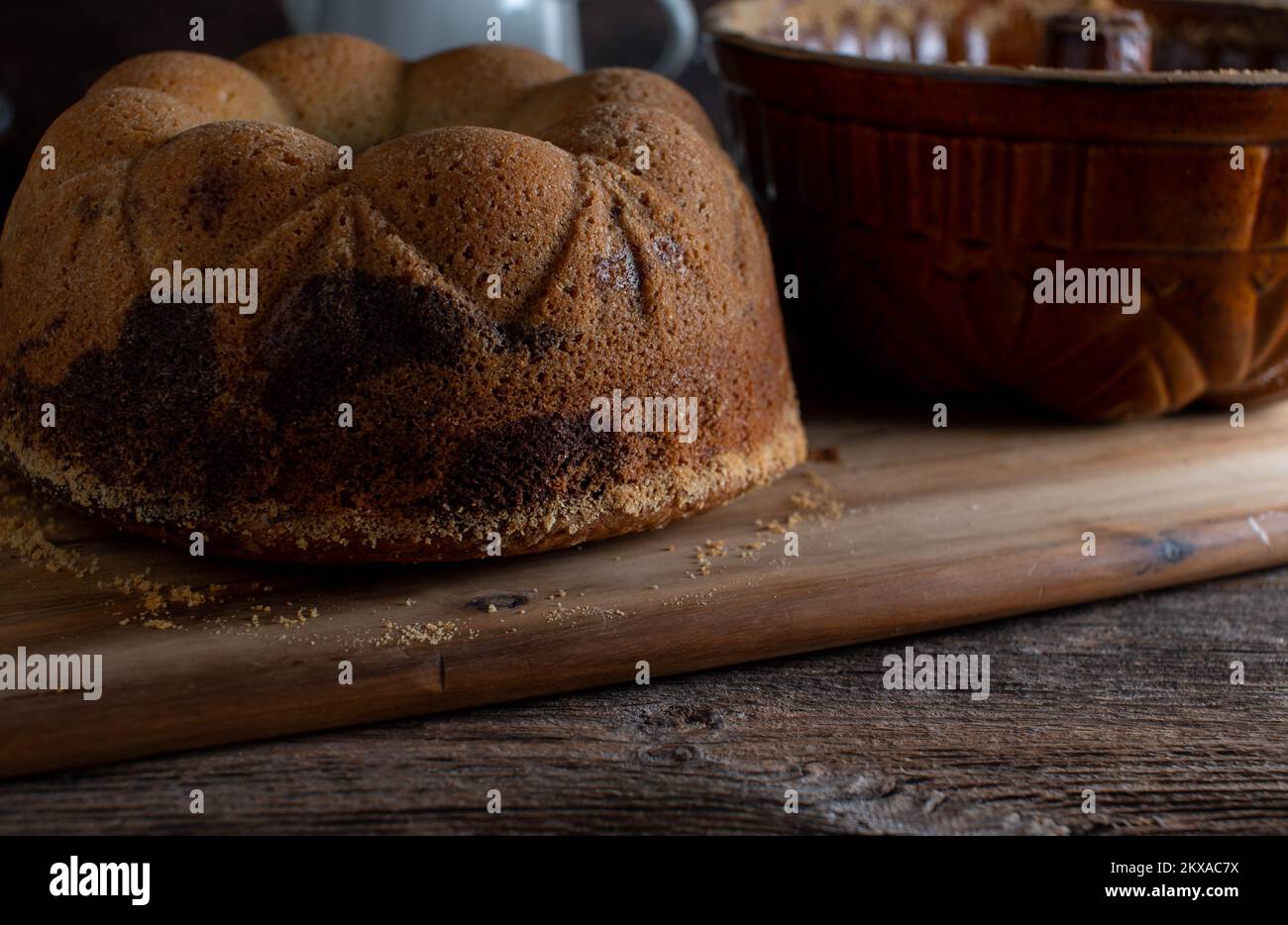 Frisch gebackener Marmorkuchen auf rustikalem und altmodischem dunklem Hintergrund Stockfoto