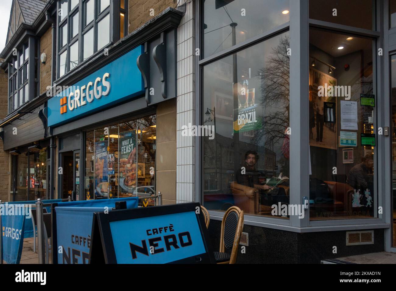 Greggs Bakers and Cafe Nero an der High Street im Stadtzentrum von Ilkley, West Yorkshire, England. Stockfoto