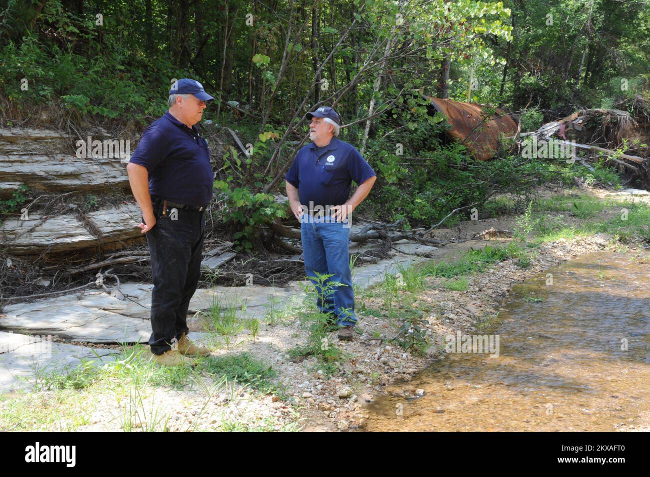 Überschwemmungen – Hickman County, Tennessee , 3. August 2010 Mitigation Specialist John Kempf (links) und Public Assistance Coordinator Crew Leader Bill Harris besuchen einen Projektstandort in Hickman County, wo schwere Stürme und Überschwemmungen weitreichende Schäden an Straßen, Brücken, Durchbrüchen und anderer Infrastruktur verursachten. Martin Grube/FEMA. Schwere Stürme, Überschwemmungen, Straight-Line-Winde und Tornadoes in Tennessee. Fotos zu Katastrophen- und Notfallmanagementprogrammen, Aktivitäten und Beamten Stockfoto