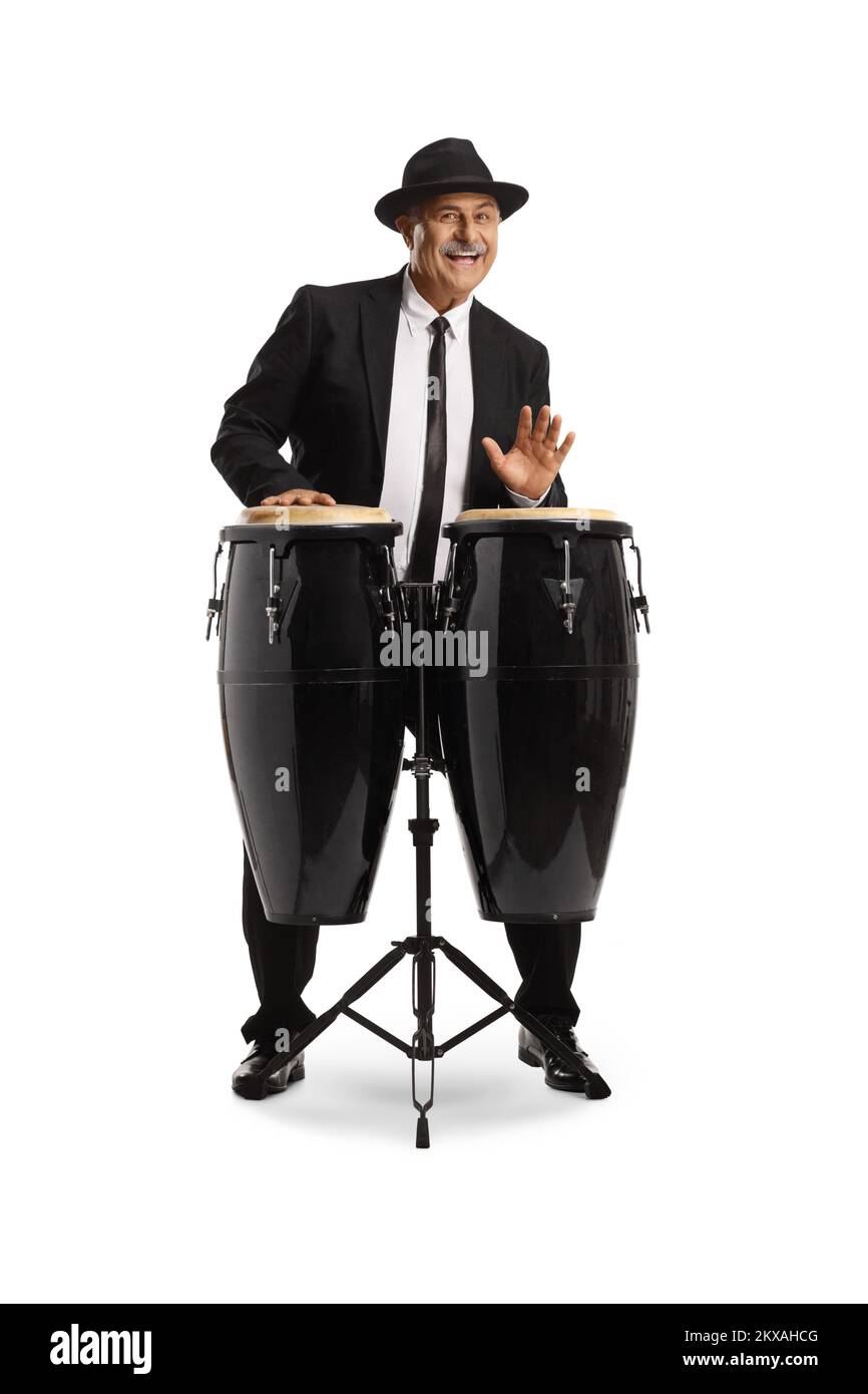 Fröhlicher reifer Mann, der Conga-Trommeln spielt, isoliert auf weißem Hintergrund Stockfoto