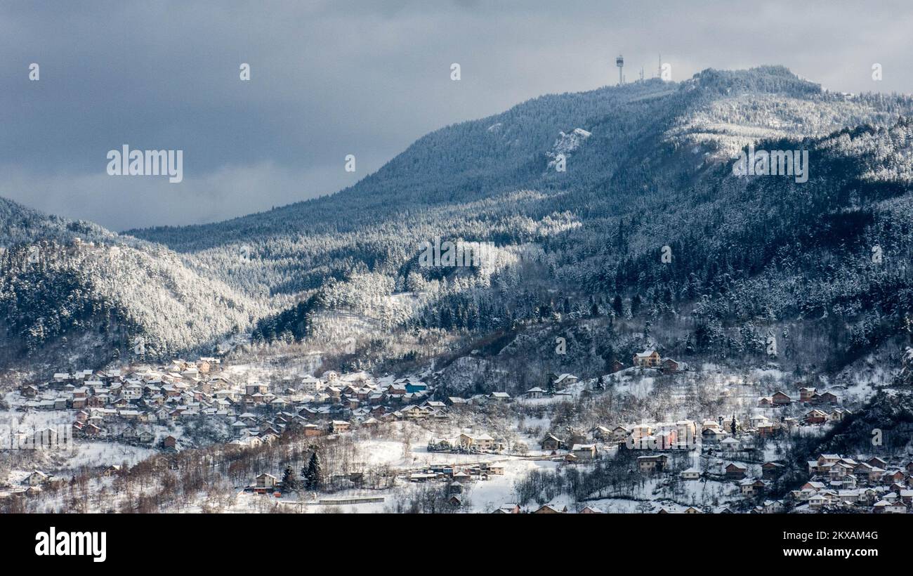 13.02.2019., Sarajevo, Bosnien und Herzegowina - Blick auf den Avaz-Turm im Sarajevo-Tal und die umliegenden Berge. Foto: Aleksandar Knezevic/HaloPix/PIXSELL Stockfoto