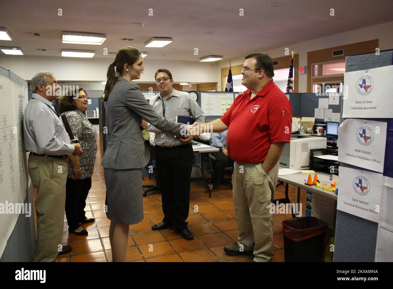 Überschwemmung Hurrikan/Tropischer Sturm – Laredo, Texas, 20. August 2010 der staatliche Koordinator Ben Patterson trifft sich mit den Mitarbeitern des Kongressabgeordneten Henry Cuellar Monica Tomutsa und Juan Sanchez im Joint Field Office (JFO) in Laredo, Texas, während sie die Aktivitäten des Staates und der FEMA kennenlernen. . Texas Hurrikan Alex. Fotos zu Katastrophen- und Notfallmanagementprogrammen, Aktivitäten und Beamten Stockfoto