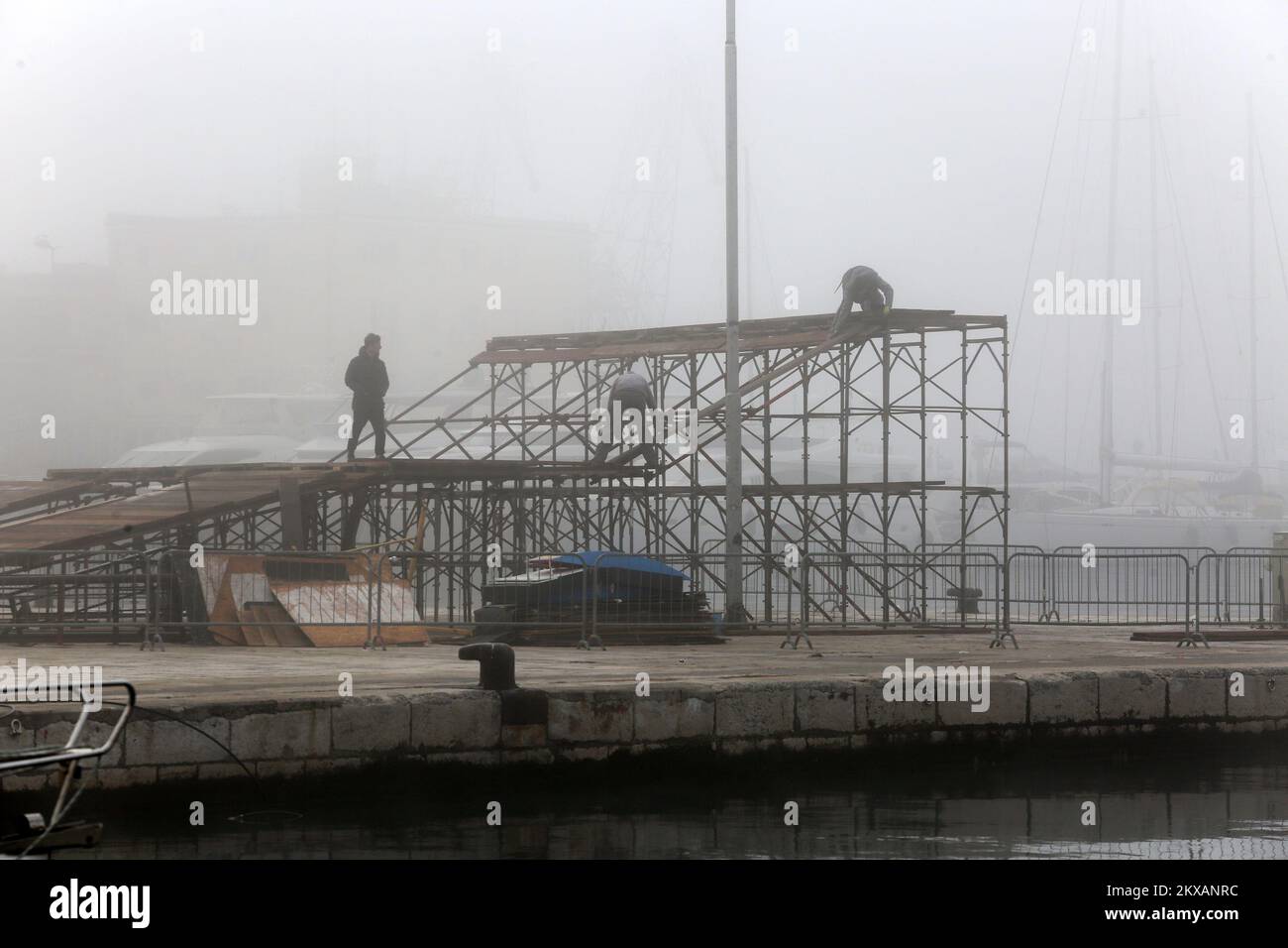 19.02.2019., Kroatien, Rijeka - dichter Nebel über dem Stadtzentrum. Stockfoto