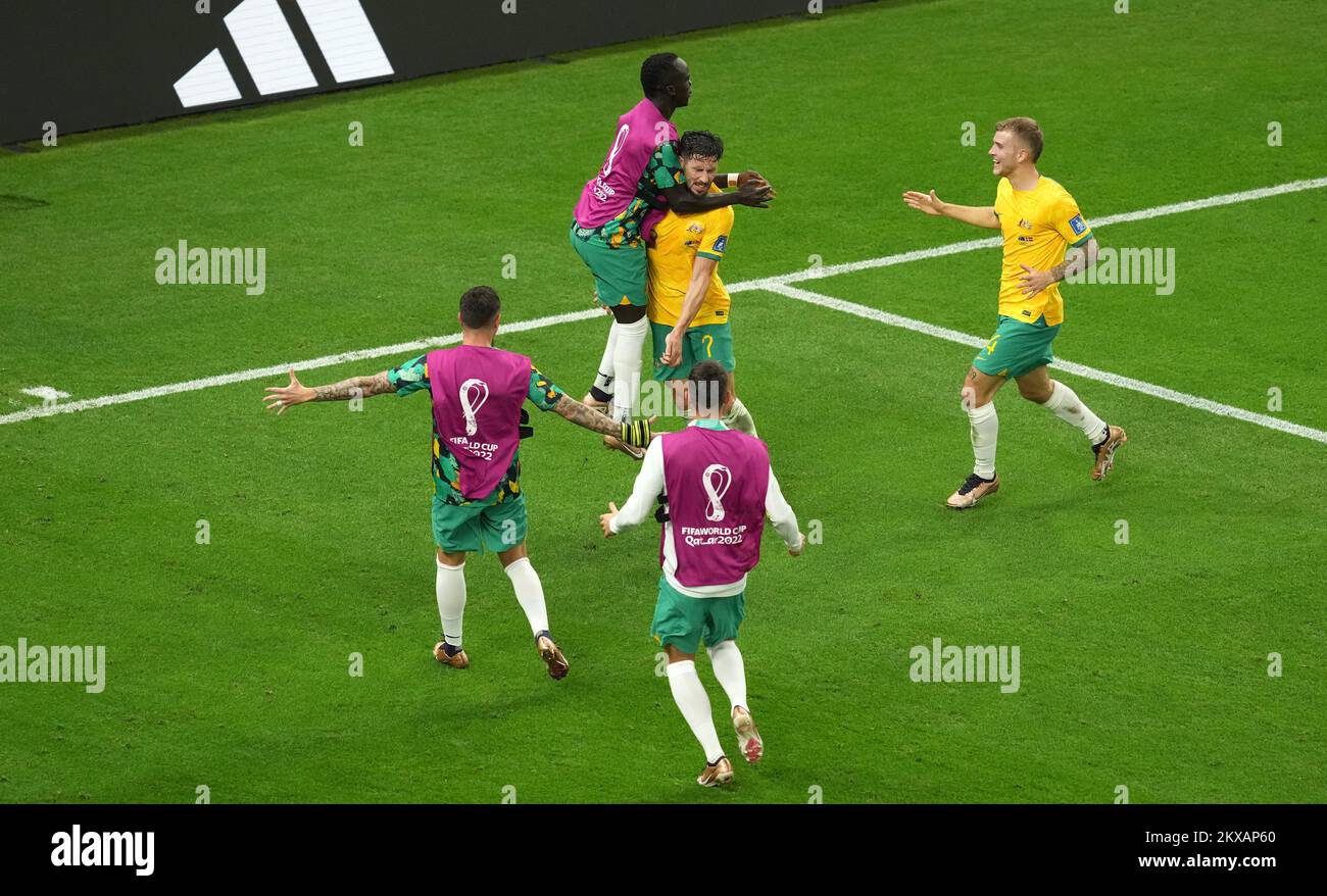 Australiens Mathew Leckie feiert das erste Tor seiner Seite während des Gruppenspiels der FIFA-Weltmeisterschaft Gruppe D im Al Janoub Stadium in Al Wakrah, Katar. Bilddatum: Mittwoch, 30. November 2022. Stockfoto