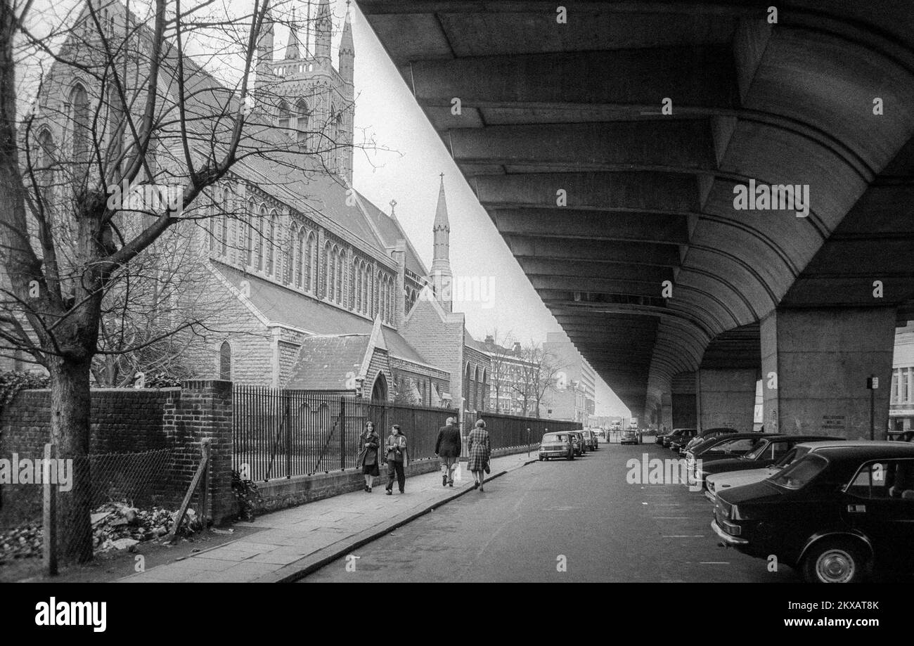 1976 Schwarzweiß-Archivfoto der denkmalgeschützten St. Paul's Hammersmith Kirche neben dem Hammersmith Flyover. Stockfoto