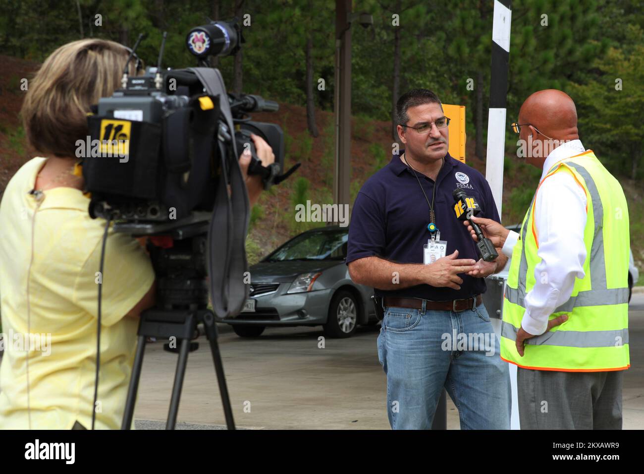 Hurricane/Tropical Storm - Fayetteville, N.C., 2. September 2010 FEMA Public Information Officer Ted Stuckey beantwortet Fragen eines Reporters zu FEMA-Vorräten, die in Fort Bragg inszeniert werden. Auf Wunsch des Staates wird die FEMA Nahrungsmittel, Wasser und andere wichtige Versorgungsgüter für die vom Hurrikan Earl betroffenen Gemeinden bereitstellen. David Fine/FEMA. North Carolina Hurrikan Earl. Fotos zu Katastrophen- und Notfallmanagementprogrammen, Aktivitäten und Beamten Stockfoto